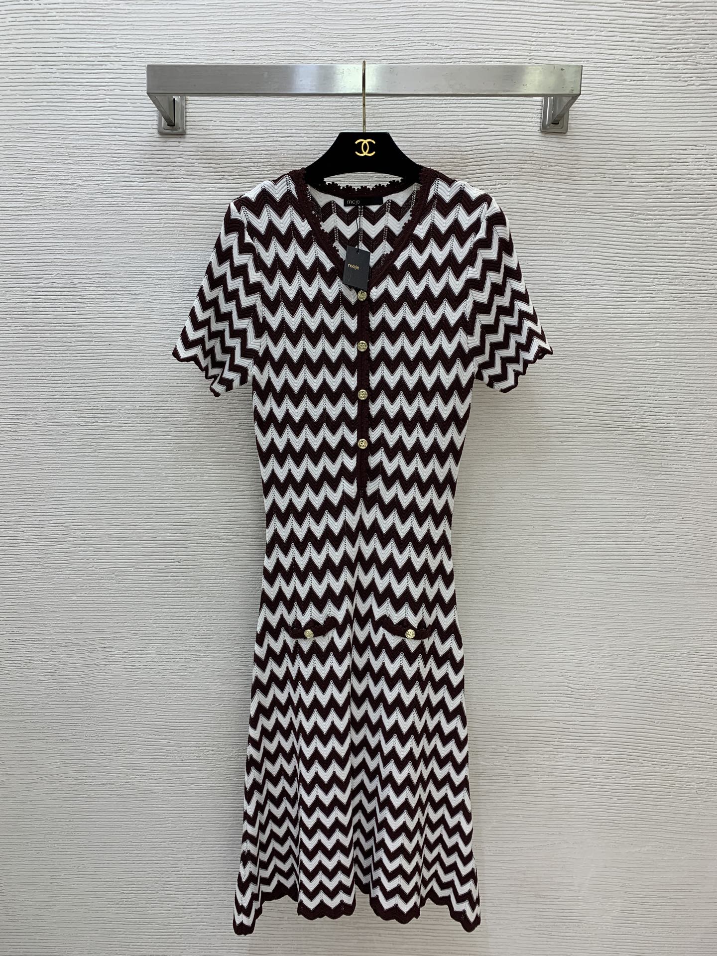 NO:837162,Style No. D26050738 Maje French singles new custom-made contrasting color wavy pattern half-breasted placket slim fit round neck short-sleeved knitted dress!  Brown, blue, (M size bust 68, waist 58, sleeve length 21, skirt length 100/elastic fabric size is for reference only),,skirts,T-shirt,19860909款号D26050738 Maje法单新款 定制撞色波浪纹半排扣门襟修身显瘦圆领短袖针织连衣裙！咖色、蓝色、（M码胸围68,腰围58,袖长21,裙长100/弹力面料尺寸仅供参考）,,skirts,T-shirt,,Women's clothing