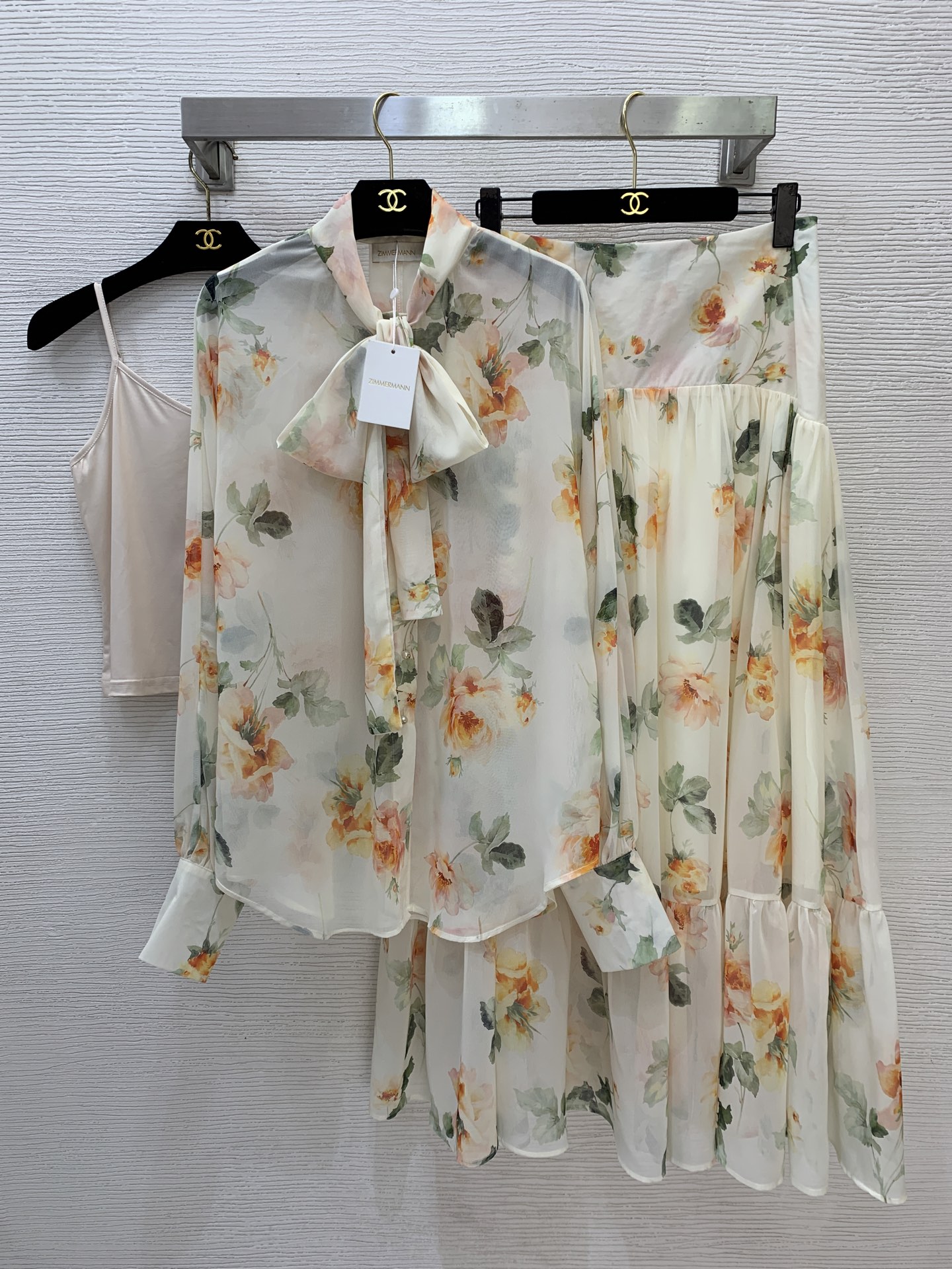NO:893163,Style No. G26050953 ZIMMERMA*N ZIMMERMA*N Australian brand, high-end customized flower and green leaf print, stylish and fashionable two-piece suit!  Floating collar, bow tie, pearl button placket, loose and versatile long-sleeved shirt top, high-waisted slimming spliced ​​long skirt with wide hem!  Black, apricot, 1.2.3.4/SMLXL (size 2 bust 114, sleeve length 81, dress length 74; inner bust 78 super elastic, length 36 excluding straps; waist 74, skirt length 99),,skirts,19860909款号G26050953 ZIMMERMA*N 兹默曼澳洲品牌 高端定制花朵绿叶印花气质时尚两件套装！飘带领蝴蝶结系带珍珠扣门襟宽松百搭长袖衬衣上衣高腰显瘦拼接式大摆长款半身裙！黑色、杏色、1.2.3.4/SMLXL（2码胸围114,袖长81,衣长74；内搭胸围78超弹力,长度36不含肩带；腰围74,裙长99）,,skirts,,Women's clothing