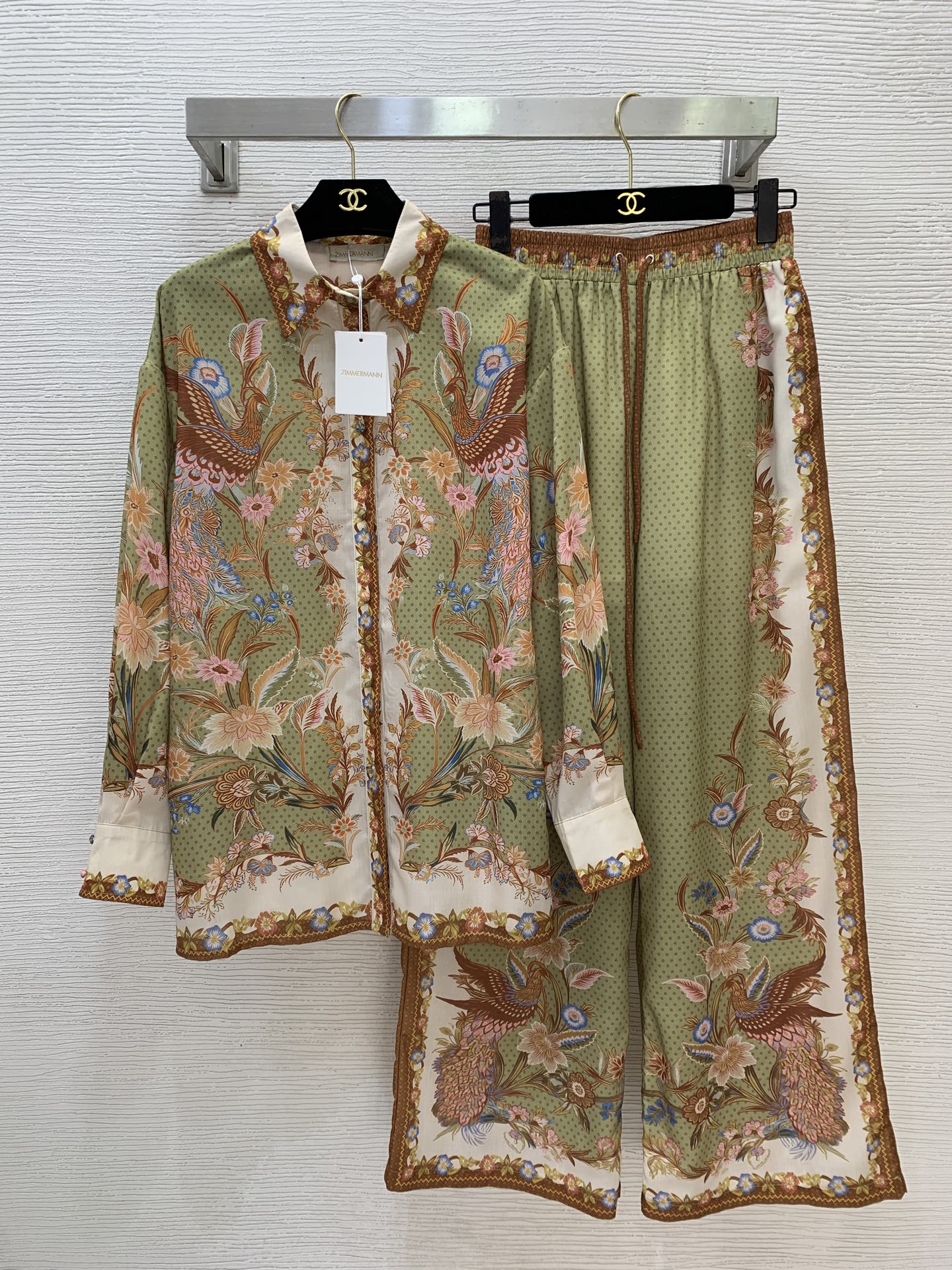 NO:836477,Style No. D26050764 ZIMMERMA*N ZIMMERMA*N Australian brand high-end customized cotton and linen breathable fabric, fashionable retro phoenix pattern printing two-piece suit!  Loose and versatile buttoned lapel long-sleeved shirt with drawstring elastic waist wide-leg trousers (with pockets on both sides) 1.2.3.4/SMLXL (size 2 shoulder width 53, chest 104, sleeve length 53, dress length 75; waist 64-84 elastic, trouser length 104),,19860909款号D26050764 ZIMMERMA*N 兹默曼澳洲品牌高端定制棉麻透气面料、时尚复古凤凰图案印花两件套装！宽松百搭系扣翻领长袖衬衣抽绳松紧腰阔腿裤长裤（裤两侧有口袋）1.2.3.4/SMLXL（2码肩宽53,胸围104,袖长53,衣长75；腰围64～84松紧弹力,裤长104）,,,Women's clothing