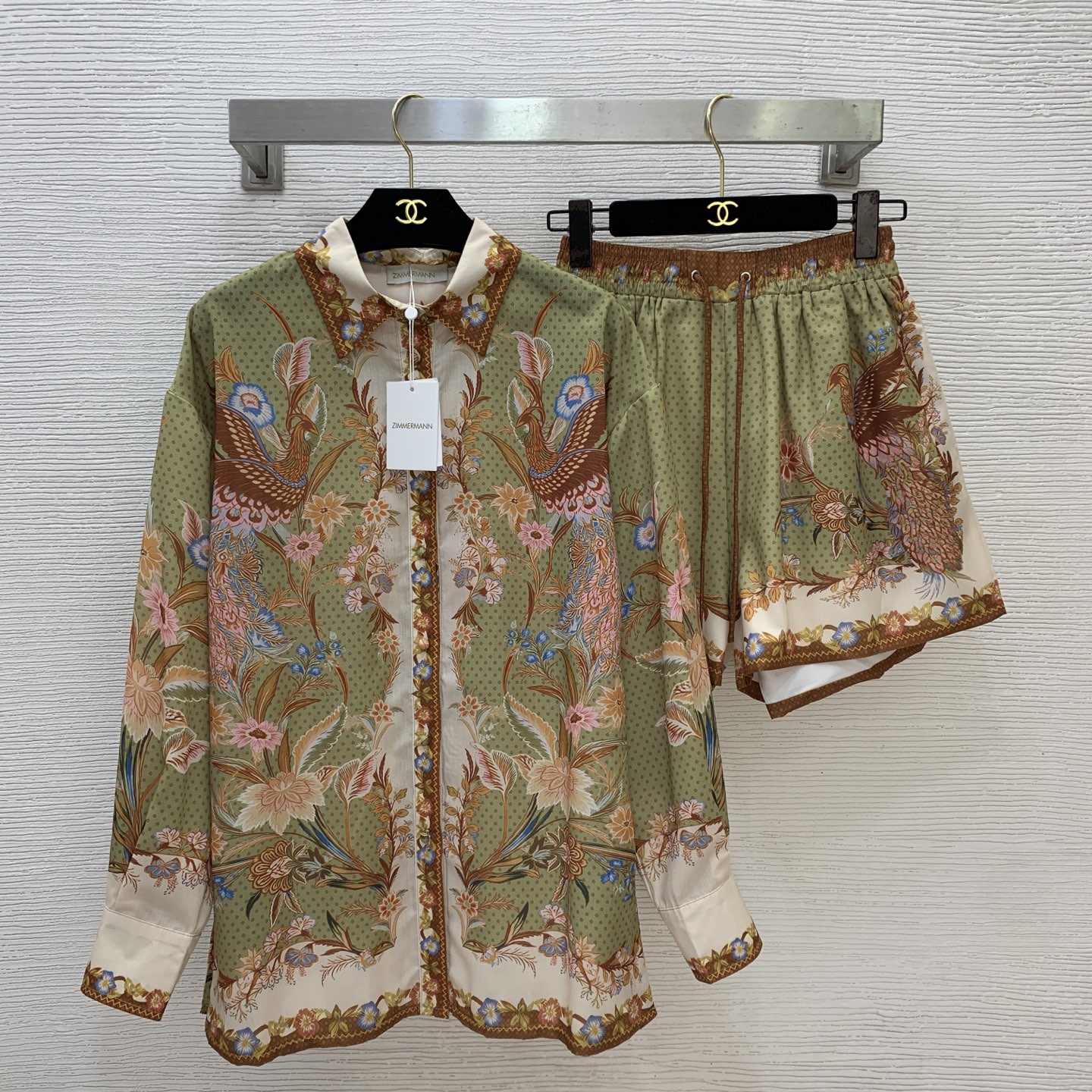 NO:836507,Style No. D26050766 ZIMMERMA*N ZIMMERMA*N Australian brand high-end customized cotton and linen breathable fabric, fashionable retro phoenix pattern printing two-piece suit!  Loose and versatile buttoned lapel long-sleeved shirt with drawstring elastic waist and loose wide-leg shorts!  1.2.3.4/SMLXL (size 3, shoulder width 54, chest 108, sleeve length 54, dress length 76; waist 62~82 elastic, pants length 38),,shorts,19860909款号D26050766 ZIMMERMA*N 兹默曼澳洲品牌高端定制棉麻透气面料、时尚复古凤凰图案印花两件套装！宽松百搭系扣翻领长袖衬衣抽绳松紧腰宽松阔腿短裤！1.2.3.4/SMLXL（3码肩宽54,胸围108,袖长54,衣长76；腰围62～82松紧弹力,裤长38）,,shorts,,Women's clothing