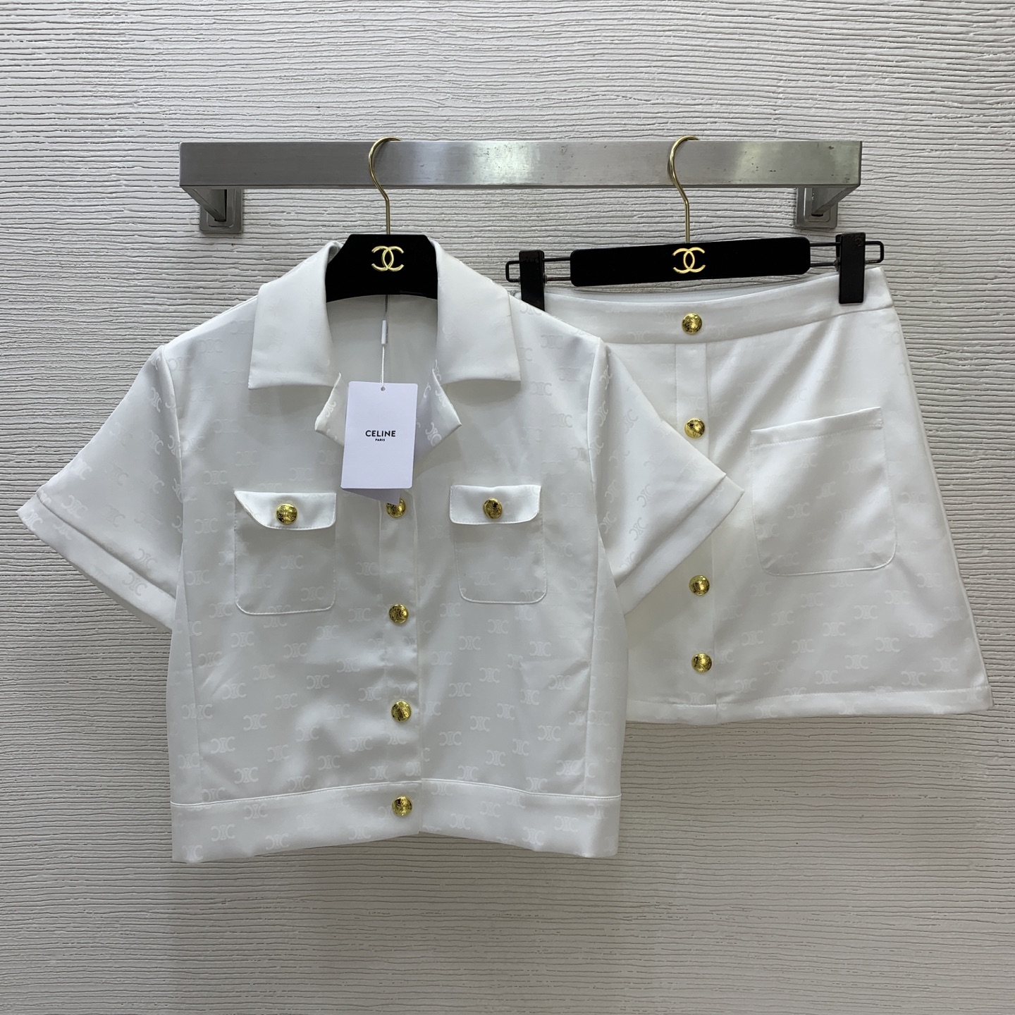 NO:835173,Style No. G26050435 CELIN*E Celin's new custom-made imitation acetate satin Arc de Triomphe logo jacquard fabric, stylish and stylish little two-piece suit!  Flap pockets button fly lapel short sleeve top high waist A-line skirt!  Black, white, (M size shoulder width 38, bust 98, sleeve length 19, dress length 48; waist 72, skirt length 38),,celine,skirts,T-shirt,silk fabric,19860909款号G26050435 CELIN*E思琳新款定制仿醋酸绸缎凯旋门logo提花面料气质时尚小个子两件套装！翻盖口袋系扣门襟翻领短袖上衣高腰A字短裙半身裙！黑色、白色、（M码肩宽38,胸围98,袖长19,衣长48；腰围72,裙长38）,,celine,skirts,T-shirt,silk fabric,,Women's clothing