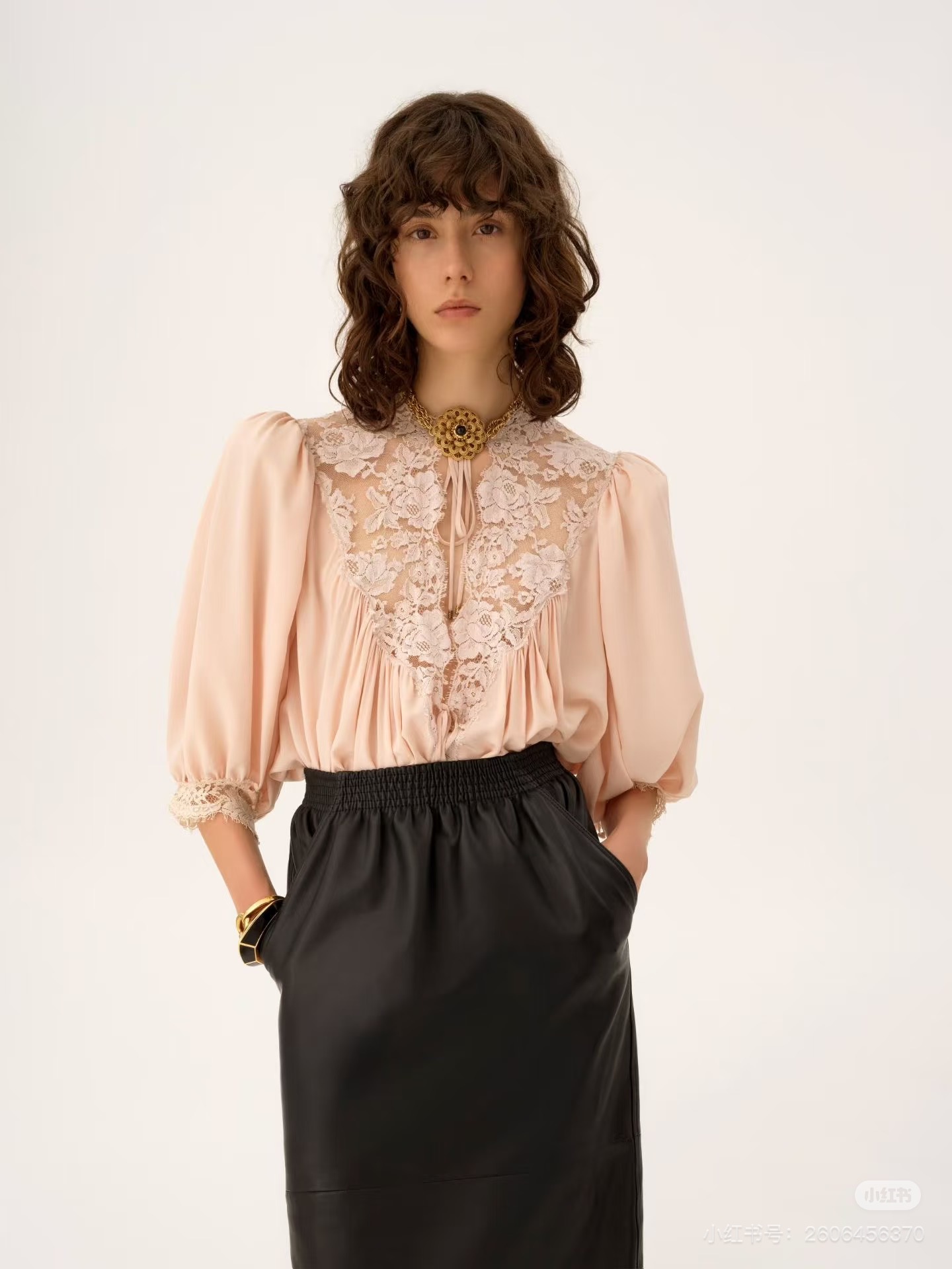 NO:823258,The highest version of the girl on the market inspects the goods, trims the three marks on the threads, pictures of the goods and takes videos. If you want quality and service, add me on WeChat. We will not accept urgent orders. Model number G26050452 Chloè. The highest version of the girl on the market inspects the goods, trims the three marks on the threads, pictures of the goods and takes videos. If you want quality and service, add me on WeChat. We do not accept urgent orders.  High-end boutique custom silk blended fabric, mesh lace hook-and-loop strap V-neck design, French romantic temperament, gentle style, three-quarter sleeve silk shirt top, solid color inner suspender bottoming shirt!  Pink, white, (M size shoulder width 40, bust 122, sleeve length 43, front length 55/back center length 65; inner bust 88, total length 42 excluding shoulder straps), women's clothing, chloe, real silk,19860909市面最高版本小妹验货、修剪线头上三标、货可图及拍视频,要品质要服务的加我微信,不接急单.款号G26050452 Chloè蔻依新市面最高版本小妹验货、修剪线头上三标、货可图及拍视频,要品质要服务的加我微信,不接急单.款 高端精品定制真丝混纺面料、网纱蕾丝勾花绑带V领设计法式浪漫气质温柔风七分袖真丝衬衣上衣纯色内搭吊带打底衫！粉色、白色、 （M码肩宽40,胸围122,袖长43,前衣长55/后中长65；内搭胸围88,总长42不含肩带）,女装,chloe,real silk,,Women's clothing