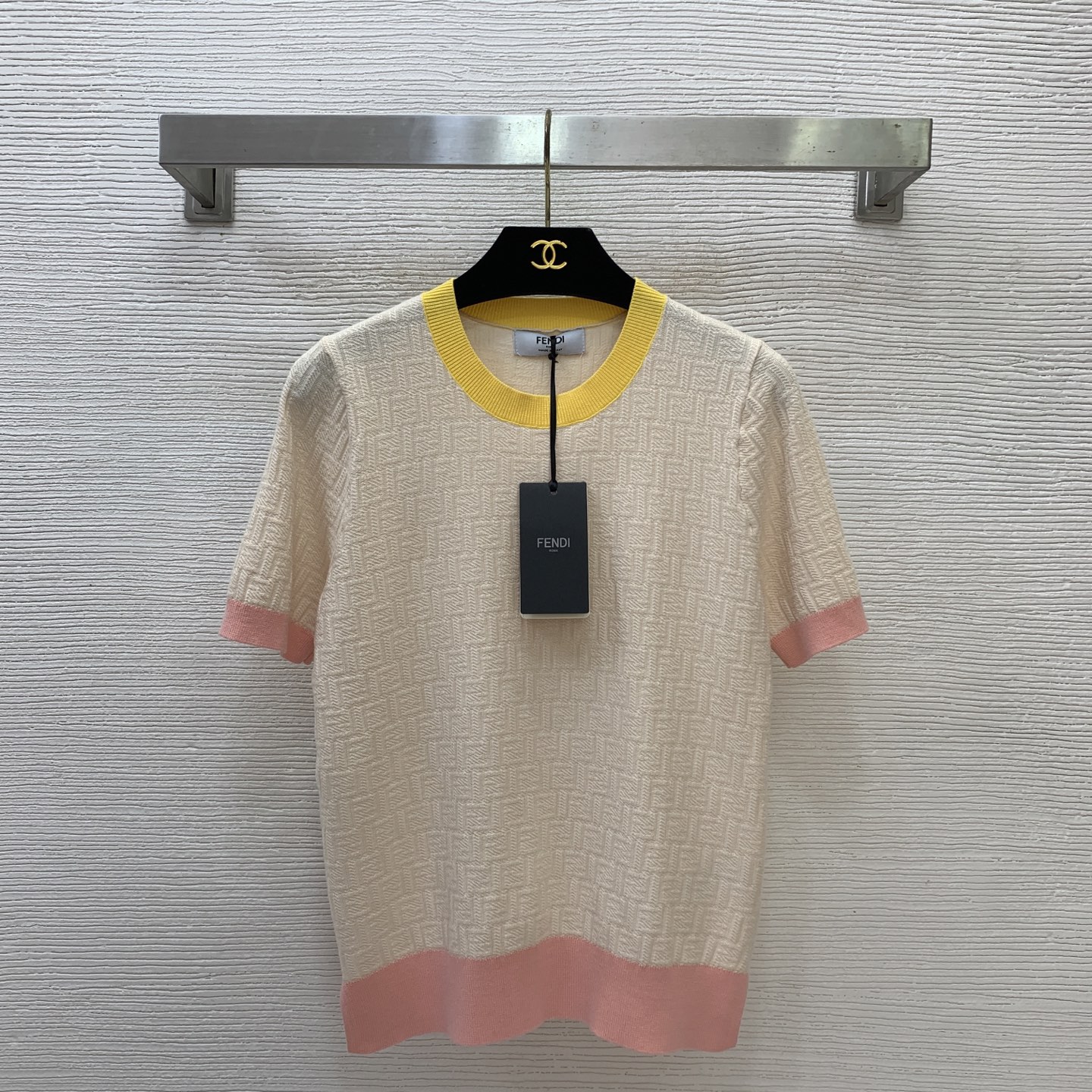 NO:837144,Style No. G26050754 FEND*I New high-end customized classic double FF letter jacquard, contrasting dopamine color elastic slim fit round neck short-sleeved sweater top!  Apricot, pink, (M size bust 84, sleeve length 24, dress length 58),, fendi, T-shirt,19860909款号G26050754 FEND*I 新款高端定制经典双FF字母提花、撞色多巴胺色系弹力修身显瘦圆领短袖针织衫上衣！杏色、粉色、 （M码胸围84,袖长24,衣长58）,,fendi,T-shirt,,Women's clothing