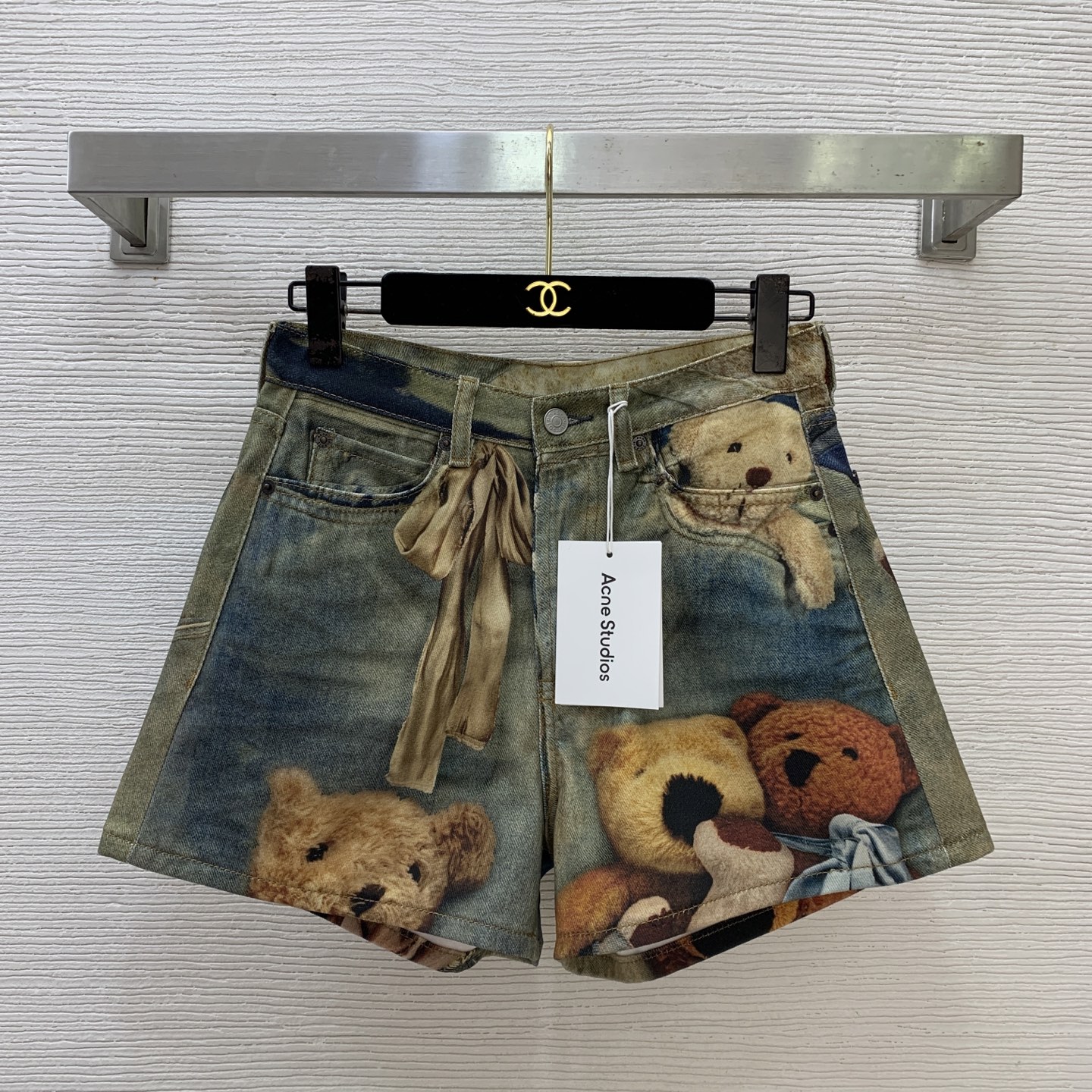 NO:835738,Model No. G26050657 AcneStud*ios new high-end customized washed denim cotton 3D printed pattern cartoon cute bear, single-breasted placket with letter logo hardware accessories, fashionable and Western-style street style high-waisted denim shorts!  26-27-28-29 (size 27 waist 68, hips 104, pants length 34),,acne studios,shorts,19860909款号G26050657 AcneStud*ios新款 高端定制洗水牛仔棉3D打印图案卡通可爱小熊、采用字母logo五金配件单排扣门襟、时髦洋气街头风高腰牛仔短裤！26-27-28-29（27码腰围68,臀围104,裤长34）,,acne studios,shorts,,Women's clothing