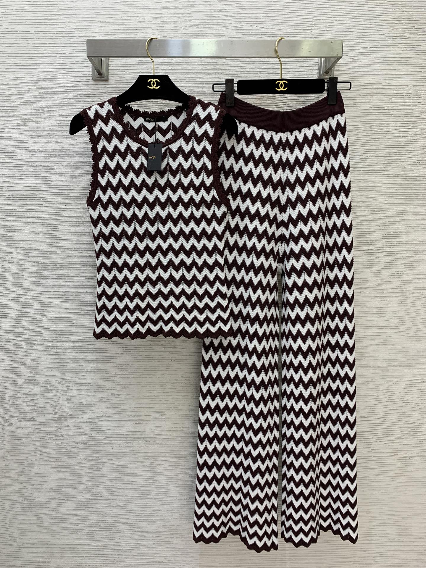 NO:885094,Style number D26050953 Maje French singles new custom contrast color wavy striped knitted two-piece suit!  Round neck sleeveless knitted vest top and slim straight wide leg knitted trousers!  Blue, brown, (M size bust 72, length 54; waist 58-76 elastic, hip 76, pants length 107),,19860909款号D26050953 Maje法单新款定制撞色波浪条纹针织两件套装！圆领无袖针织背心上衣修身直筒阔腿针织长裤！蓝色、咖色、 （M码胸围72,衣长54；腰围58～76弹力,臀围76,裤长107）,,,Women's clothing