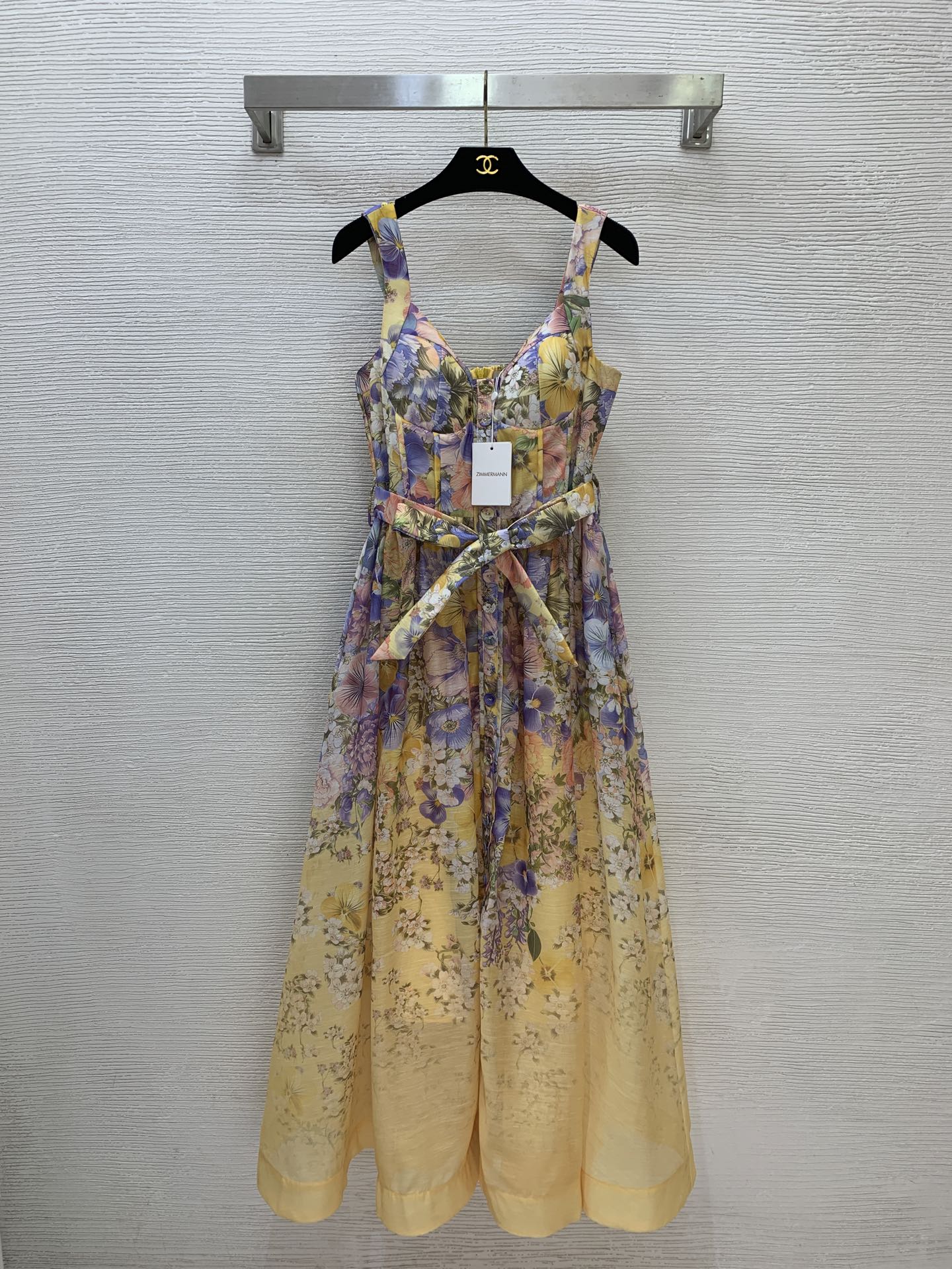 NO:823208,The highest version on the market, the girl inspects the goods, trims the three marks on the threads, pictures the goods and takes videos. If you want quality or service, please add me on WeChat. We will not accept urgent orders. Style number G26050947 ZIMMERMAN* Zimmerman Australian brand high-end customized purple and yellow floral print single-breasted placket strapless cup cover slim large skirt suspender dress!  1.2.3.4/SMLXL (size 2, bust 82~88, elastic back, waist 74, skirt length 131), Zimmerman-clothing, skirts,19860909市面最高版本小妹验货、修剪线头上三标、货可图及拍视频,要品质要服务的加我微信,不接急单.款号G26050947 ZIMMERMAN*兹默曼澳洲品牌高端定制紫黄花卉印花单排扣门襟抹胸式杯罩修身大裙摆吊带连衣裙！1.2.3.4/SMLXL（2码胸围82～88后背打揽弹力,腰围74,裙长131）,兹默曼-服装,skirts,,Women's clothing