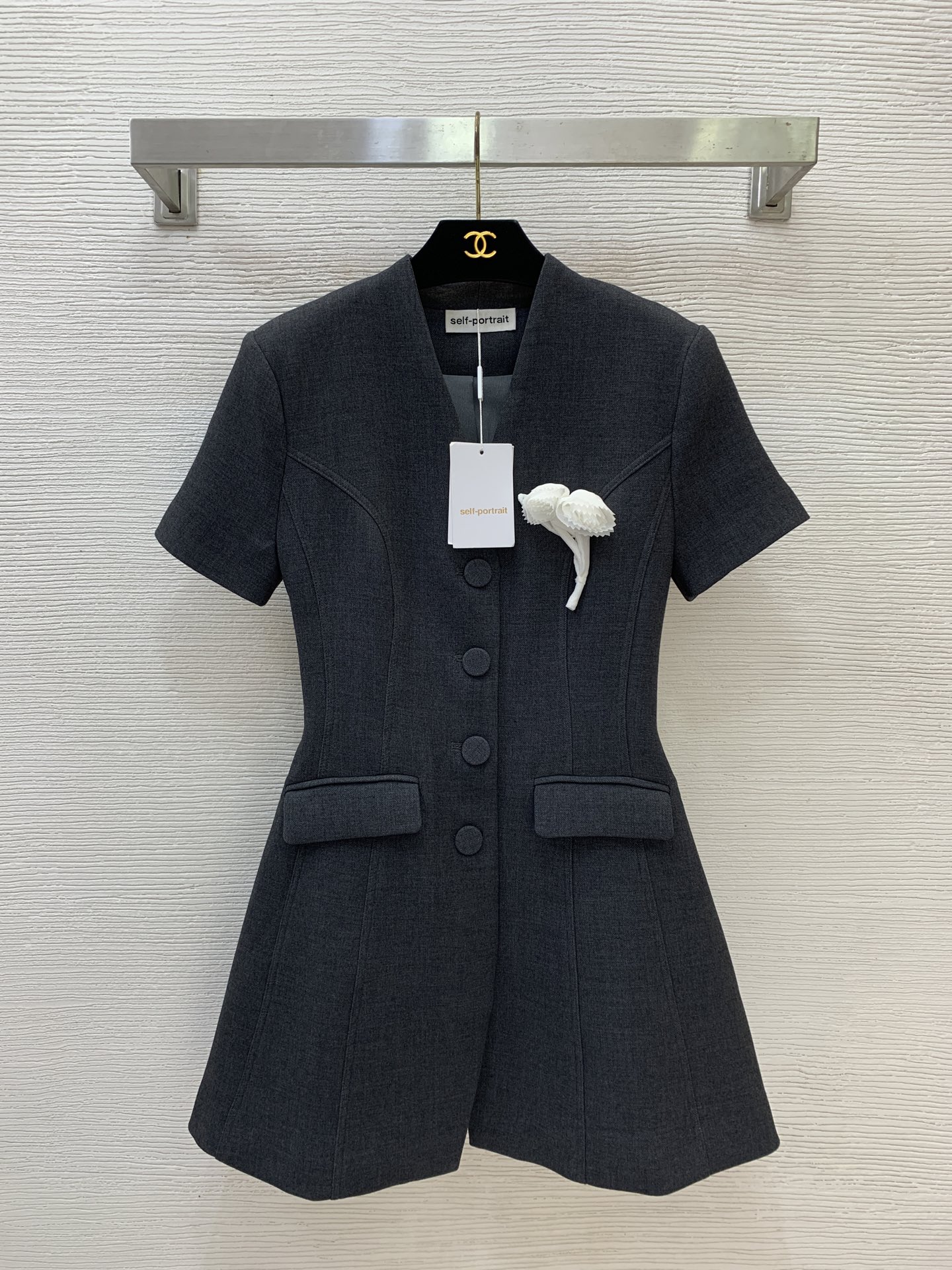 NO:837149,Style No. G26050769 Self-portrai* New SP Home high-end customized flower-decorated flap pockets on the chest, slim-fitting A-line hem button placket V-neck short-sleeved dress!  High-grade gray, 36-38-40-42 (size 38, shoulder width 38 with shoulder pads, bust 86, waist 70, sleeve length 20, skirt length 81),,skirts,T-shirt,19860909款号G26050769 Self-portrai*新款SP家高端定制 胸前花朵装饰翻盖口袋修身显瘦A字摆系扣门襟V领短袖连衣裙！高级灰,36-38-40-42（38码肩宽38有垫肩,胸围86,腰围70,袖长20,裙长81）,,skirts,T-shirt,,Women's clothing