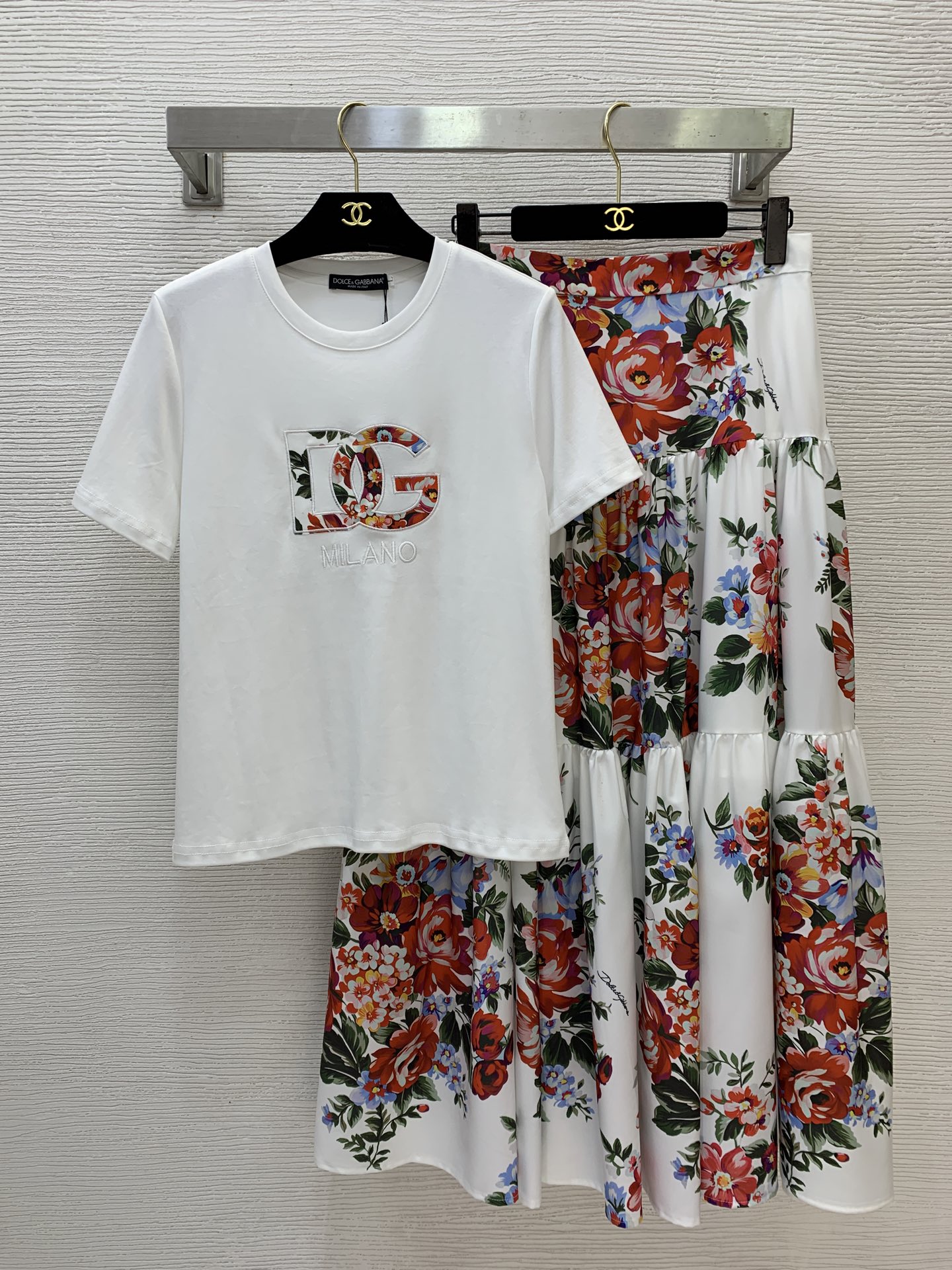 NO:824915,The girl of the highest version on the market will inspect the goods, trim the three marks on the threads, and ship the goods. If you want quality and service, please add me on WeChat. We will not accept urgent orders. Model No. G26050965 & Dolce & Gabbana DG* The latest version of the highest version on the market, the girl will inspect the goods, trim the three marks on the threads, and ship the goods. If you want quality and service, please add me on WeChat. We will not accept urgent orders. A fashionable and versatile two-piece suit!  Letter logo patch embroidered round neck short-sleeved T-shirt top with floral print, spliced ​​style, long hem, the highest version on the market. The girl will inspect the goods, trim the three marks on the threads, and send pictures and videos before delivery. If you want quality and service, please add me on WeChat. We will not accept urgent orders. This skirt!  Blue, white, (L size shoulder width 37, bust 92, sleeve length 20, dress length 59; waist 74, skirt length 95), Dolce & Gabbana - clothing, Dolce&Gabbana, skirts, T-shirt, tees, t-shirt,19860909市面最高版本小妹验货、修剪线头上三标、发货可发图及拍视频,要品质要服务的加我微信,不接急单.款号G26050965 &杜嘉班纳DG*新市面最高版本小妹验货、修剪线头上三标、发货可发图及拍视频,要品质要服务的加我微信,不接急单.款时尚百搭两件套装！字母logo贴布绣花圆领短袖t恤上衣花卉印花拼接式大摆长市面最高版本小妹验货、修剪线头上三标、发货可发图及拍视频,要品质要服务的加我微信,不接急单.款半身裙！蓝色、白色、 （L码肩宽37,胸围92,袖长20,衣长59；腰围74,裙长95）,杜嘉班纳-服装,Dolce&Gabbana,skirts,T-shirt,tees，t-shirt,,Women's clothing