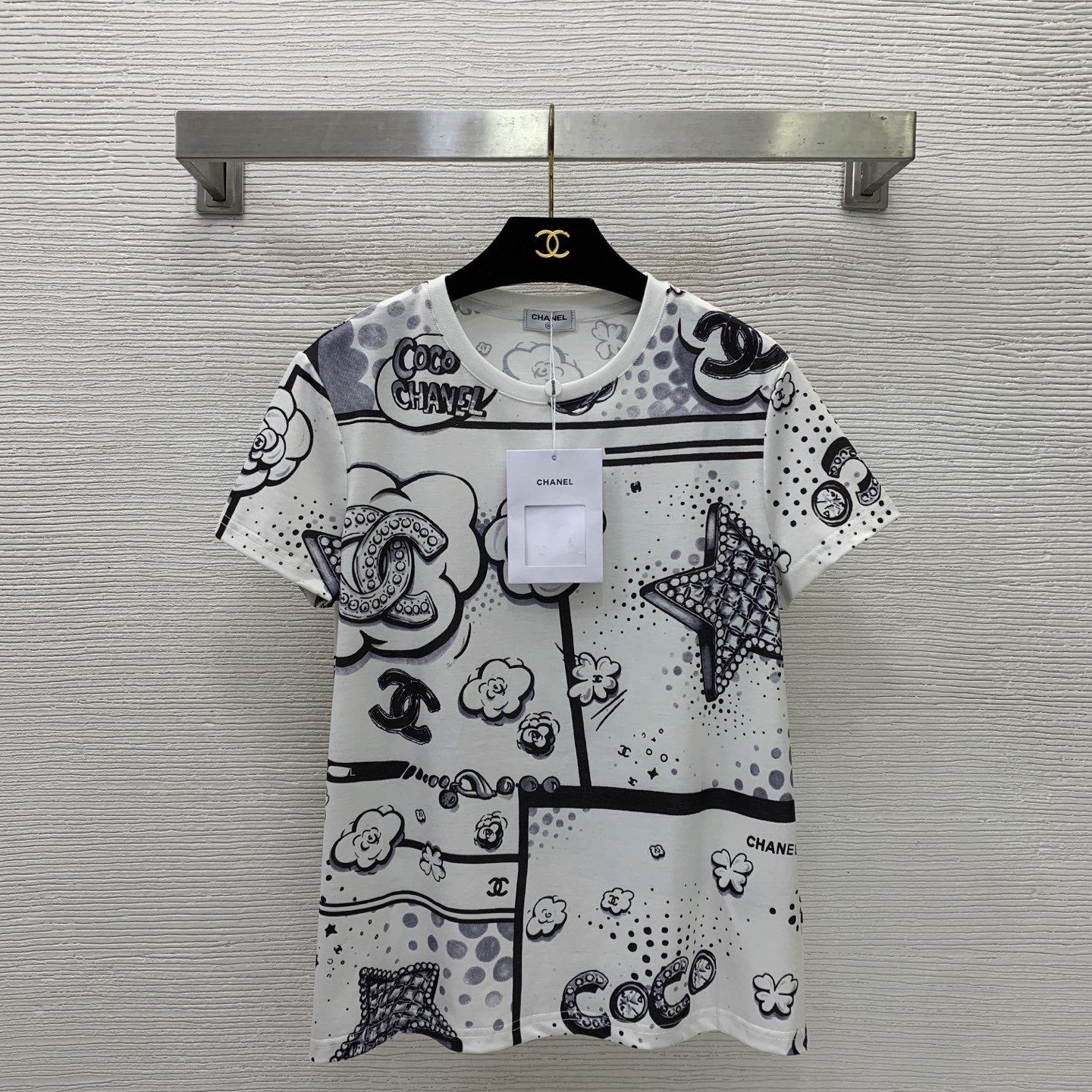 NO:823206,The girl of the highest version on the market inspects the goods, trims the three marks on the threads, pictures of the goods and takes videos. If you want quality and service, please add me on WeChat. We will not accept urgent orders. Model number D26050742 CHANE*L. The new highest version of the girl on the market will inspect the goods, trim the three marks on the threads, show pictures of the goods and take videos. If you want quality and service, please add me on WeChat and we will not accept urgent orders. Xiaoxiang custom-made CoCo double C letter camellia star pattern print fashionable temperament round neck short-sleeved T-shirt top!  Off-white, (M size shoulder width 39, bust 100, sleeve length 15, dress length 62), Chanel-clothing, chanel, chanel, T-shirt, tees, t-shirt,19860909市面最高版本小妹验货、修剪线头上三标、货可图及拍视频,要品质要服务的加我微信,不接急单.款号D26050742 CHANE*L新市面最高版本小妹验货、修剪线头上三标、货可图及拍视频,要品质要服务的加我微信,不接急单.款小香定制CoCo双C字母山茶花星星图案印花时尚气质圆领短袖t恤上衣！米白色,（M码肩宽39,胸围100,袖长15,衣长62）,香奈儿-服装,chanel,chanel,T-shirt,tees，t-shirt,,Women's clothing