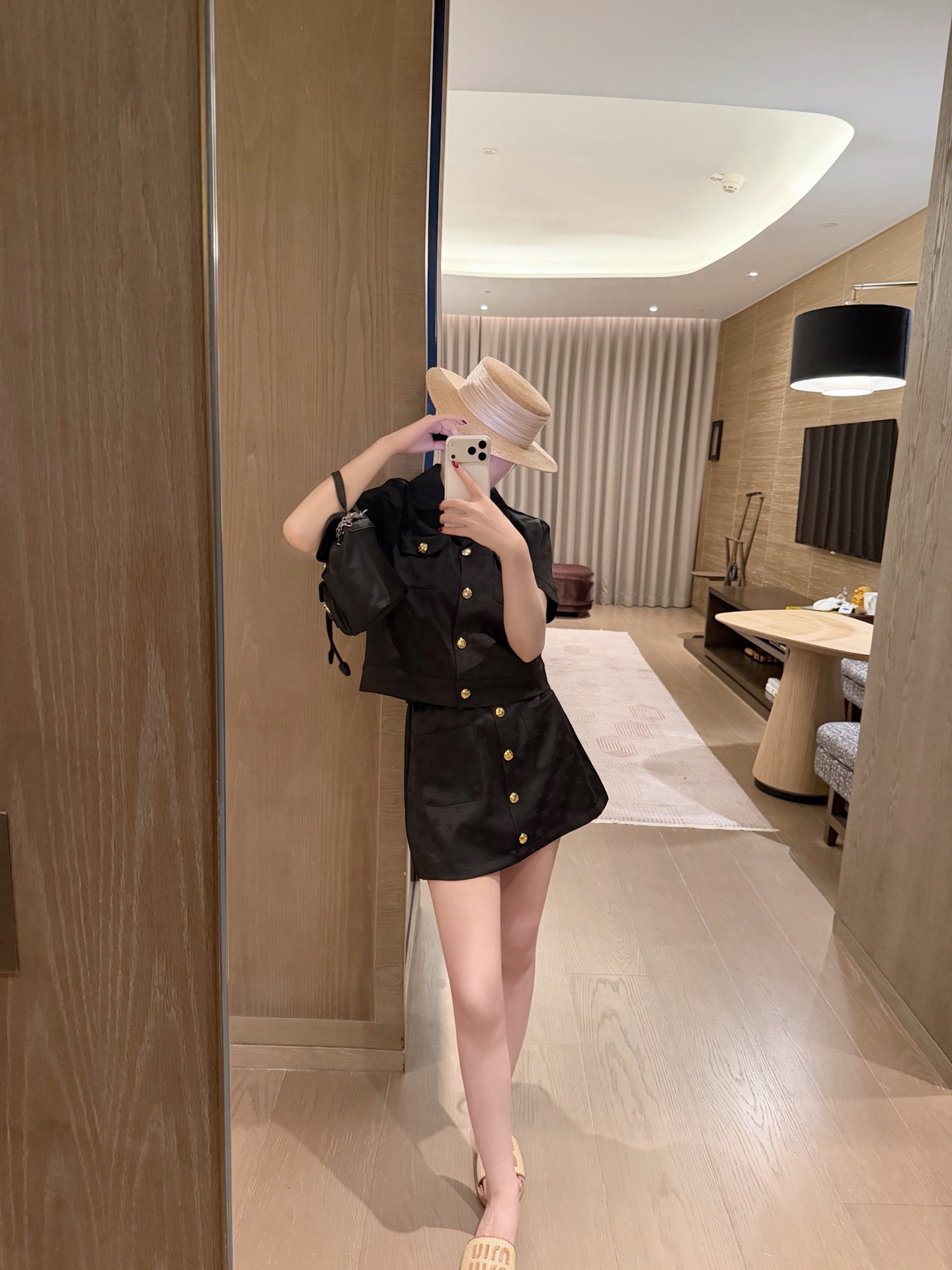 NO:825047,The highest version of the girl on the market inspects the goods, trims the three marks on the threads, pictures of the goods and takes videos. If you want quality and service, please add me on WeChat. We will not accept urgent orders. Model No. G26050435 CELIN*E Celin's new highest version on the market. The girl will inspect the goods, trim the three marks on the threads, show pictures of the goods and take videos. If you want quality and service, please add me on WeChat and we will not accept urgent orders. Customized imitation acetate satin Arc de Triomphe logo jacquard fabric, stylish and fashionable two-piece suit for a small man!  Flap pockets button fly lapel short sleeve top high waist A-line skirt!  Black, white, (M size shoulder width 38, bust 98, sleeve length 19, dress length 48; waist 72, skirt length 38), Celine-clothing, celine, celine, skirts, T-shirt, silk fabric,19860909市面最高版本小妹验货、修剪线头上三标、货可图及拍视频,要品质要服务的加我微信,不接急单.款号G26050435 CELIN*E思琳新市面最高版本小妹验货、修剪线头上三标、货可图及拍视频,要品质要服务的加我微信,不接急单.款定制仿醋酸绸缎凯旋门logo提花面料气质时尚小个子两件套装！翻盖口袋系扣门襟翻领短袖上衣高腰A字短裙半身裙！黑色、白色、（M码肩宽38,胸围98,袖长19,衣长48；腰围72,裙长38）,赛琳-服装,celine,celine,skirts,T-shirt,silk fabric,,Women's clothing
