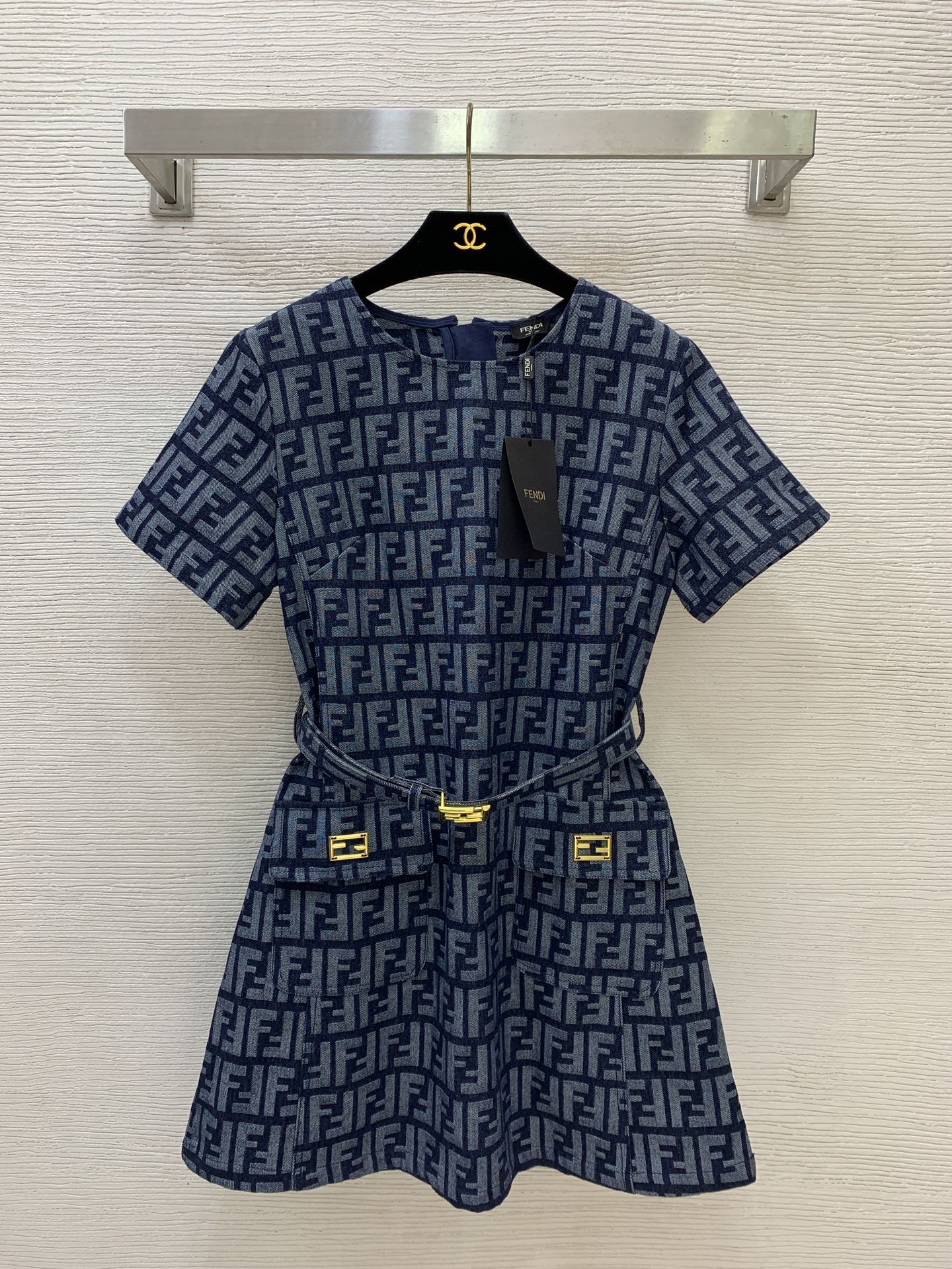 NO:837155,Model No. D26050764 FEND*I New custom-made gold hardware accessories, classic double FF letter jacquard denim fabric with belt to tighten the waist and slim round neck short-sleeved dress!  (M size shoulder width 39, bust 92, waist 80, sleeve length 20, skirt length 83),, fendi, skirts, T-shirt,19860909款号D26050764 FEND*I 新款定制金色五金配件经典双FF字母提花牛仔面料搭配腰带收腰显瘦圆领短袖连衣裙！（M码肩宽39,胸围92,腰围80,袖长20,裙长83）,,fendi,skirts,T-shirt,,Women's clothing