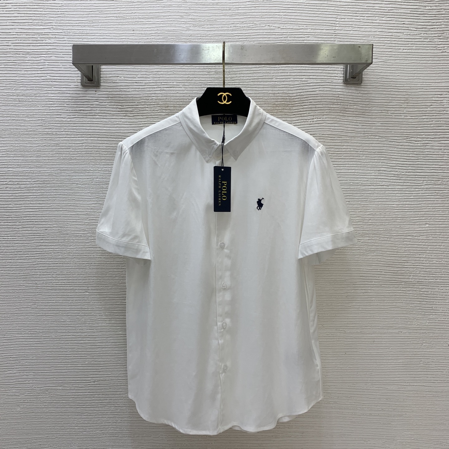 NO:839735,Style No. D26050958 Ralph Laure*Ralph’s RL new summer model, custom-made light linen fabric, breathable and comfortable!  Pony embroidered logo badge button collar buttoned lapel short-sleeved shirt!  Dark purple, white, (M size shoulder width 39, chest 96, sleeve length 20, clothing length 63), loro piana, T-shirt,19860909款号D26050958 Ralph Laure*拉夫家RL夏季新款 定制轻薄亚麻面料透气舒适！小马刺绣logo胸章纽扣领子系扣翻领短袖衬衣！深紫色、白色、（M码肩宽39,胸围96,袖长20,衣长63）,,loro piana,T-shirt,,Women's clothing