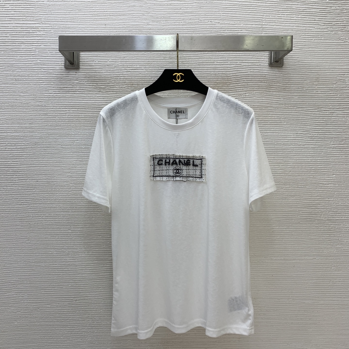 NO:823214,The highest version of the girl on the market inspects the goods, trims the three marks on the threads, pictures of the goods and takes videos. If you want quality and service, add me on WeChat. We do not accept urgent orders. Model number D26050958 CHANE*L. The new highest version on the market. The girl inspects the goods, trims the three marks on the threads, pictures of the goods and takes videos. If you want quality and service, add me on WeChat. We do not accept urgent orders.  Customized snowflake cotton fabric letter logo beaded logo Xiaoxiang slub woven patch decoration temperament versatile round neck short-sleeved T-shirt top!  Black, white, (M size shoulder width 40, chest 100, sleeve length 20, dress length 62), Chanel-clothing, chanel, chanel, T-shirt, tees, t-shirt,19860909市面最高版本小妹验货、修剪线头上三标、货可图及拍视频,要品质要服务的加我微信,不接急单.款号D26050958 CHANE*L新市面最高版本小妹验货、修剪线头上三标、货可图及拍视频,要品质要服务的加我微信,不接急单.款 定制雪花棉面料字母logo串珠徽标小香粗纺编织贴布装饰气质百搭圆领短袖t恤上衣！黑色、白色、（M码肩宽40,胸围100,袖长20,衣长62）,香奈儿-服装,chanel,chanel,T-shirt,tees，t-shirt,,Women's clothing