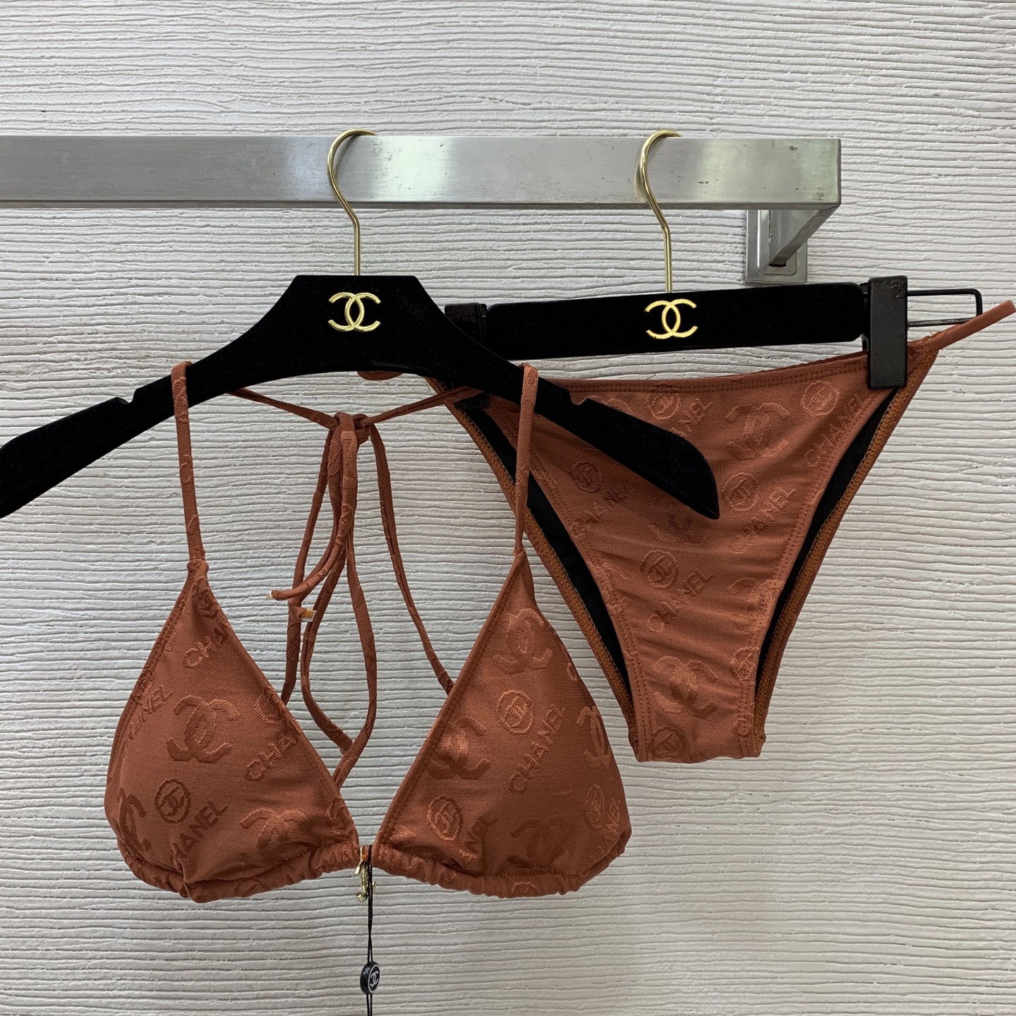 NO:825002,The highest version of the girl on the market inspects the goods, trims the three marks on the threads, and delivers the goods. You can send pictures and take videos. If you want quality and service, add me on WeChat. We will not accept urgent orders. Model No. D26050928 CHANE*L. The new highest version on the market. The girl inspects the goods, trims the three marks on the threads, and delivers the goods. You can send pictures and take videos. If you want quality and service, add me on WeChat. We do not accept urgent orders.  All-over letter logo jacquard fabric, fashionable and sexy bikini split swimsuit (with breast pad) drawstring triangle cup halterneck bra underwear strapped briefs!  A must-have for seaside resort hot spring pools!  Brown, black, ,,Chanel-clothing,chanel,chanel,swimsuits,bikinis,19860909市面最高版本小妹验货、修剪线头上三标、发货可发图及拍视频,要品质要服务的加我微信,不接急单.款号D26050928 CHANE*L新市面最高版本小妹验货、修剪线头上三标、发货可发图及拍视频,要品质要服务的加我微信,不接急单.款 通体字母logo提花面料、时尚性感比基尼分体泳衣（带胸垫）抽绳三角杯罩挂脖文胸内衣绑带三角内裤！海边度假温泉泳池必备！棕色、黑色、 ,,香奈儿-服装,chanel,chanel,swimsuits,bikinis,,Women's clothing