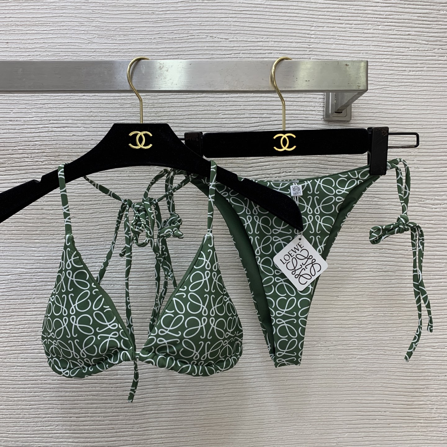 NO:825009,The highest version on the market, the little girl will inspect the goods, trim the three marks on the threads, and ship the goods. You can send pictures and take videos. If you want quality and service, add me on WeChat. We will not accept urgent orders. Model No. D26050827 LOEW* The new highest version on the market, the little girl will inspect the goods, trim the three marks on the threads, and ship the goods. You can send pictures and take videos. If you want quality and service, add me on WeChat. We will not accept urgent orders.  Fashionable and sexy bikini split swimsuit with all-over logo printing (with breast pads) drawstring triangle cup halterneck bra underwear with strappy briefs!  A must-have for seaside resort hot spring pools!  Three colors, ,,Loewe-clothing,loewe,loewe,swimsuits,bikinis,19860909市面最高版本小妹验货、修剪线头上三标、发货可发图及拍视频,要品质要服务的加我微信,不接急单.款号D26050827 LOEW*新市面最高版本小妹验货、修剪线头上三标、发货可发图及拍视频,要品质要服务的加我微信,不接急单.款 通体logo印花时尚性感比基尼分体泳衣（带胸垫）抽绳三角杯罩挂脖文胸内衣绑带三角内裤！海边度假温泉泳池必备！三色, ,,罗意威-服装,loewe,loewe,swimsuits,bikinis,,Women's clothing