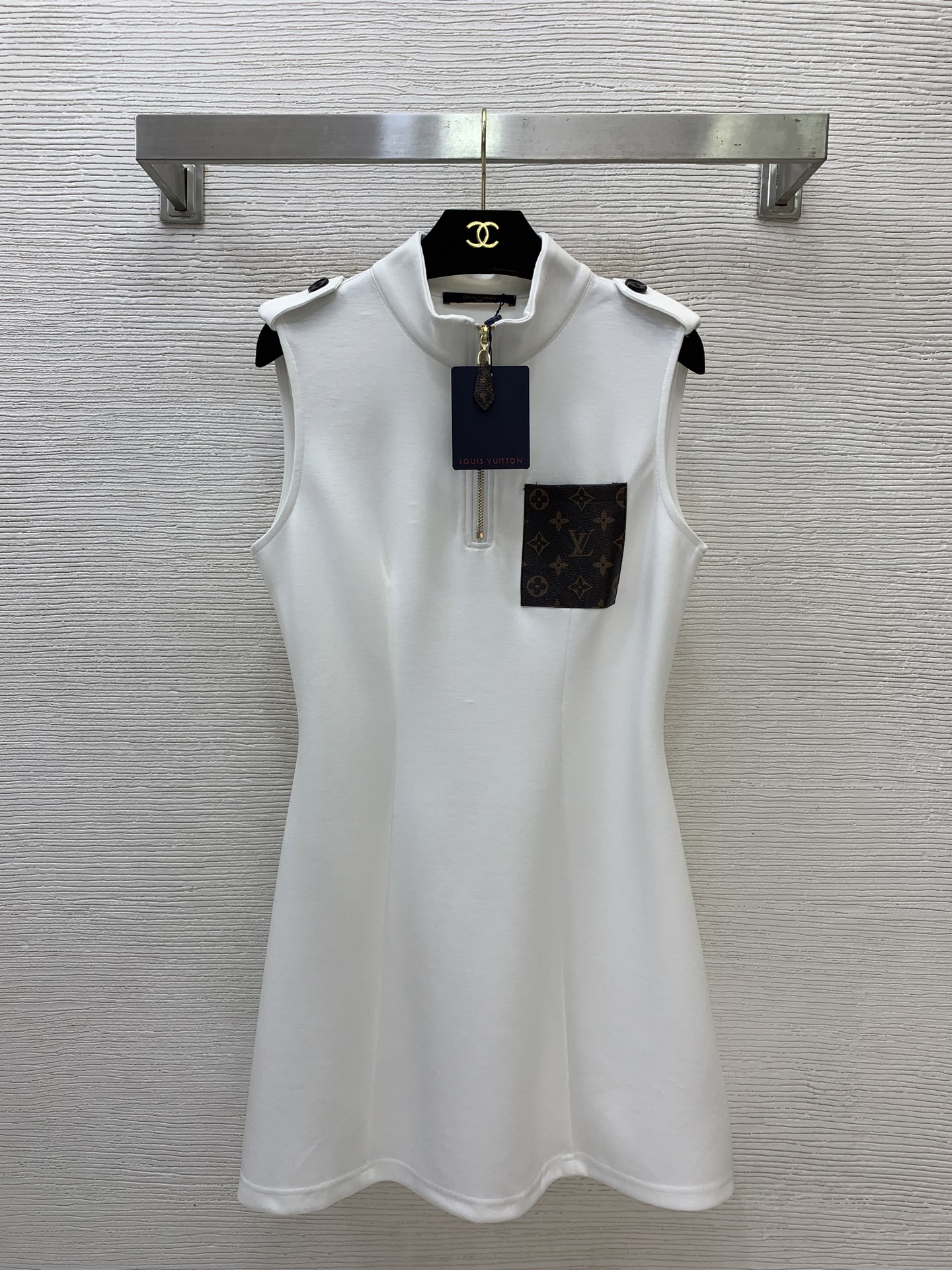 NO:824862,The highest version on the market, the girl will inspect the goods, trim the three marks on the threads, and ship the goods. If you want quality or service, please add me on WeChat. We will not accept urgent orders. Model No. D26051072  LOUIS* Lujia LV’s new and highest version on the market, the girl will inspect the goods, trim the three marks on the threads, and ship the goods. You can send pictures and take videos. If you want quality or service, add me on WeChat. We will not accept urgent orders. Customized classic presbyopic leather pockets, half-zip placket, epaulets, stand-up collar, slim and slim Roman cotton sleeveless vest dress!  Black, white, (M size bust 88, waist 76, skirt length 82), Louis Vuitton-clothing,louis vuitton,louis vuitton,louis vuitton,louis vuitton,louis vuitton,skirts,19860909市面最高版本小妹验货、修剪线头上三标、发货可发图及拍视频,要品质要服务的加我微信,不接急单.款号D26051072 LOUIS*驴家LV新市面最高版本小妹验货、修剪线头上三标、发货可发图及拍视频,要品质要服务的加我微信,不接急单.款定制经典老花皮革口袋半拉链门襟肩章立领修身显瘦罗马棉无袖背心连衣裙！黑色、白色、（M码胸围88,腰围76,裙长82）,路易威登-服装,louis vuitton,louis vuitton,louis vuitton,louis vuitton,louis vuitton,skirts,,Women's clothing