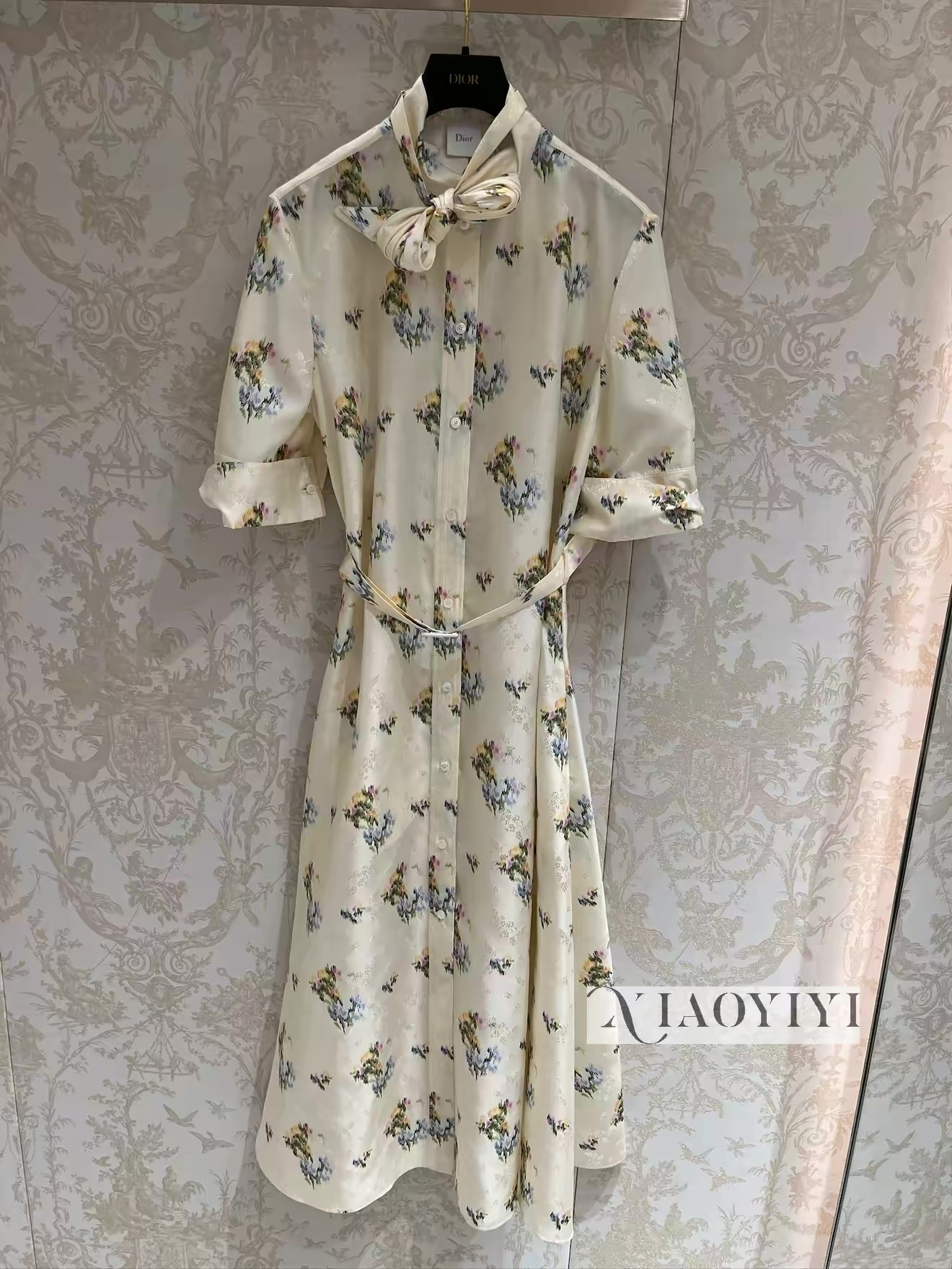 NO:823183,The highest version on the market, the girl will inspect the goods, trim the three marks on the threads, and deliver the goods. You can send pictures and take videos. If you want quality or service, please add me on WeChat. We will not accept urgent orders. Model No. D26050626  Dio* is the latest and highest version on the market. The girl will inspect the goods, trim the three marks on the threads, and ship the goods. You can send pictures and take videos. If you want quality or service, add me on WeChat. We will not accept urgent orders. Customized high-end jacquard fabric, bow tie decoration, single-breasted placket, stand-up collar, loose and versatile mid-sleeve dress with belt!  (M size shoulder width 37, bust 94, sleeve length 34, skirt length 118), Dior-clothing, dior, dior, skirts,19860909市面最高版本小妹验货、修剪线头上三标、发货可发图及拍视频,要品质要服务的加我微信,不接急单.款号D26050626 Dio*新市面最高版本小妹验货、修剪线头上三标、发货可发图及拍视频,要品质要服务的加我微信,不接急单.款定制高级感提花面料、蝴蝶结领结装饰单排扣门襟立领宽松百搭中袖连衣裙配腰带！（M码肩宽37,胸围94,袖长34,裙长118）,迪奥-服装,dior,dior,skirts,,Women's clothing