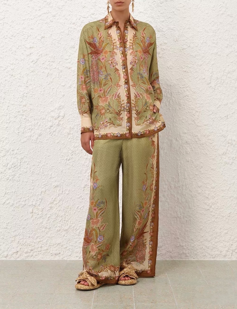 NO:823190,The highest version on the market, the girl inspects the goods, trims the three marks on the threads, pictures the goods and takes videos. If you want quality or service, please add me on WeChat. We do not accept urgent orders. Model No. D26050764 ZIMMERMA*N Zimmerman Australian brand high-end customized cotton and linen breathable fabrics, fashionable retro phoenix pattern printing two-piece suit!  Loose and versatile buttoned lapel long-sleeved shirt with drawstring elastic waist wide-leg trousers (with pockets on both sides) 1.2.3.4/SMLXL (size 2 shoulder width 53, bust 104, sleeve length 53, dress length 75; waist 64-84 elastic, trouser length 104), Zimmerman-Clothing,19860909市面最高版本小妹验货、修剪线头上三标、货可图及拍视频,要品质要服务的加我微信,不接急单.款号D26050764 ZIMMERMA*N 兹默曼澳洲品牌高端定制棉麻透气面料、时尚复古凤凰图案印花两件套装！宽松百搭系扣翻领长袖衬衣抽绳松紧腰阔腿裤长裤（裤两侧有口袋）1.2.3.4/SMLXL（2码肩宽53,胸围104,袖长53,衣长75；腰围64～84松紧弹力,裤长104）,兹默曼-服装,,Women's clothing