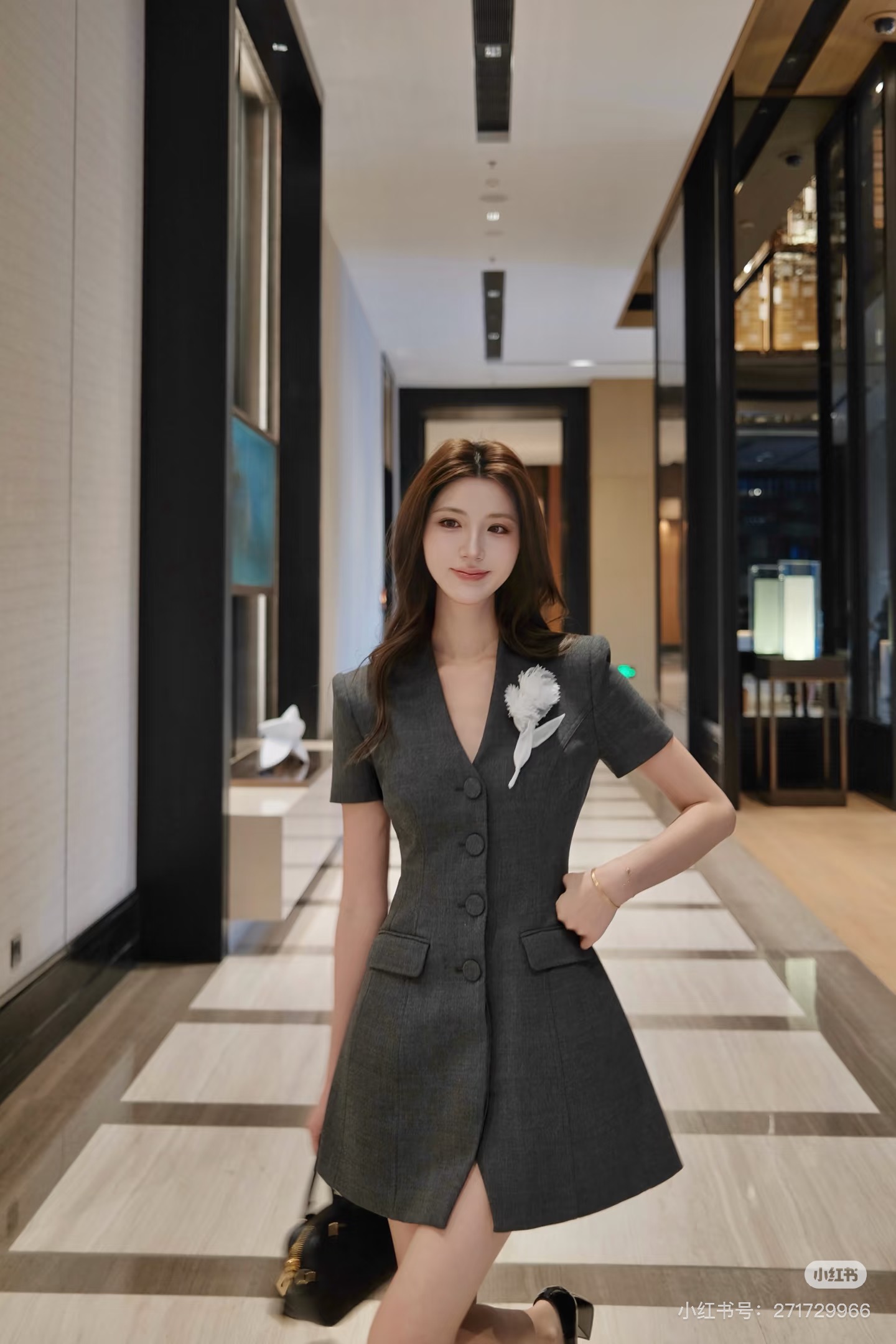 NO:823298,The highest version on the market, the girl inspects the goods, trims the three marks on the threads, pictures of the goods and takes videos. If you want quality and service, add me on WeChat and does not accept urgent orders. Model No. G26050769 Self-portrai* The new highest version on the market, the girl inspects the goods, trims the three marks on the threads, pictures of the goods and takes videos. If you want quality and service, add me on WeChat and does not accept urgent orders. High-end customization of SP Home  Slim-fitting A-line hem button-fly V-neck short-sleeved dress with flap pockets decorated with flowers on the chest!  High-grade gray, 36-38-40-42 (size 38, shoulder width 38 with shoulder pads, bust 86, waist 70, sleeve length 20, skirt length 81), women's clothing, skirts, T-shirt,19860909市面最高版本小妹验货、修剪线头上三标、货可图及拍视频,要品质要服务的加我微信,不接急单.款号G26050769 Self-portrai*新市面最高版本小妹验货、修剪线头上三标、货可图及拍视频,要品质要服务的加我微信,不接急单.款SP家高端定制 胸前花朵装饰翻盖口袋修身显瘦A字摆系扣门襟V领短袖连衣裙！高级灰,36-38-40-42（38码肩宽38有垫肩,胸围86,腰围70,袖长20,裙长81）,女装,skirts,T-shirt,,Women's clothing