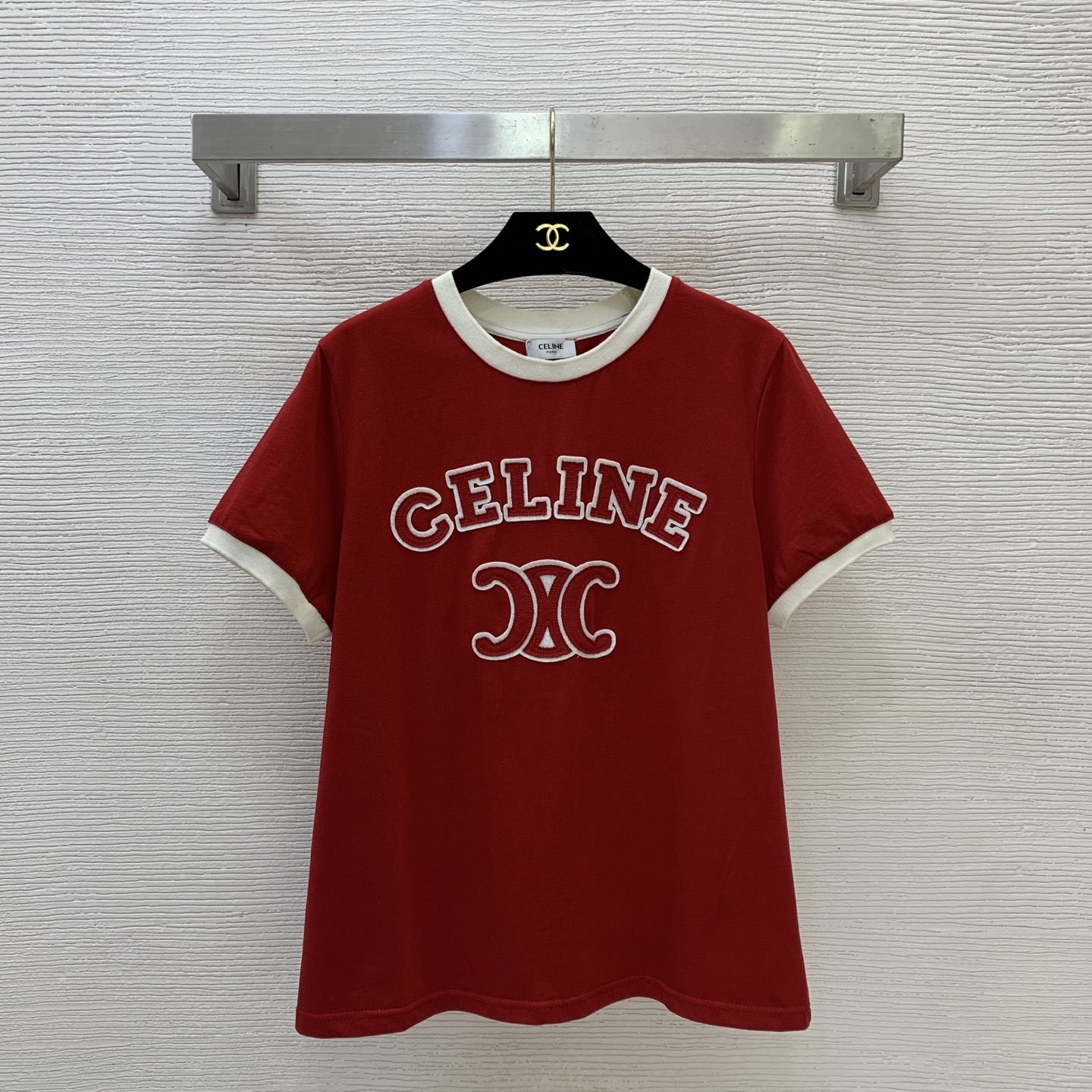 NO:824962,The highest version of the girl on the market inspects the goods, trims the three marks on the threads, and delivers the goods. You can send pictures and take videos. If you want quality and service, add me on WeChat. We will not accept urgent orders. Model No. D26051037 CELIN*E Celin New. The highest version on the market. The girl inspects the goods, trims the three marks on the threads, and delivers the goods. You can send pictures and take videos. If you want quality and service, add me on WeChat. We do not accept urgent orders.  Classic Arc de Triomphe letter logo patch logo with contrasting edges and stitching, fashionable and versatile short-sleeved T-shirt top!  Blue, red, (M size shoulder width 39, bust 96, sleeve length 19, dress length 63), Celine - clothing, celine, celine, T-shirt, tees, t-shirt,19860909市面最高版本小妹验货、修剪线头上三标、发货可发图及拍视频,要品质要服务的加我微信,不接急单.款号D26051037 CELIN*E思琳新市面最高版本小妹验货、修剪线头上三标、发货可发图及拍视频,要品质要服务的加我微信,不接急单.款 经典凯旋门字母logo贴布徽标撞色边拼接时尚百搭短袖t恤上衣！蓝色、红色、（M码肩宽39,胸围96,袖长19,衣长63）,赛琳-服装,celine,celine,T-shirt,tees，t-shirt,,Women's clothing