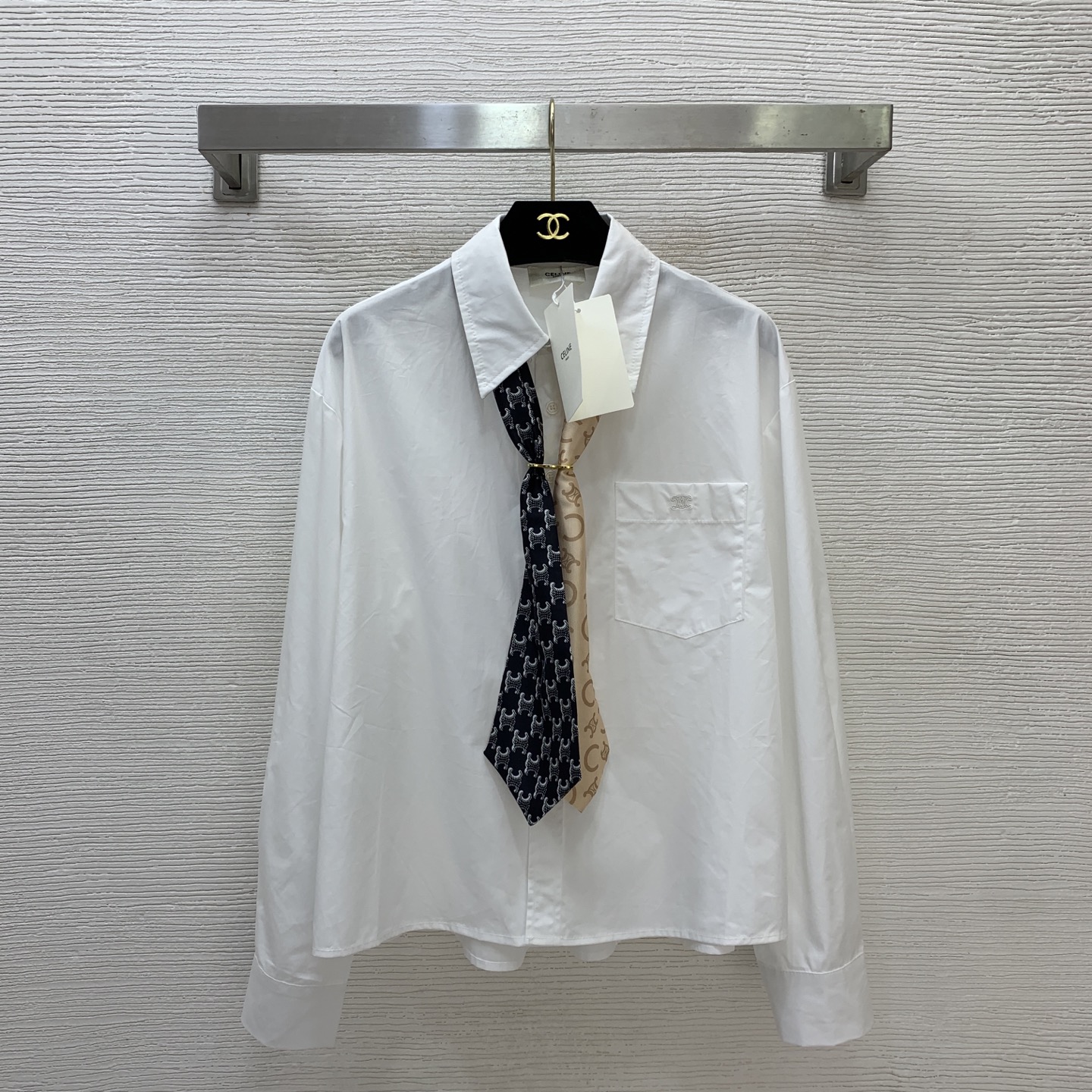 NO:824809,The highest version of the girl on the market will inspect the goods, trim the three marks on the threads, and ship the goods. If you want quality and service, please add me on WeChat. We will not accept urgent orders. Model number D26051068 CELIN*E. The new highest version on the market. The girl will inspect the goods, trim the three marks on the threads, and ship the goods. You can send pictures and videos. If you want quality and service, please add me on WeChat. We will not accept urgent orders. Customized pocket embroidered small logo, two-color tie decoration, loose and fashionable cotton long-sleeved shirt!  White, (M size shoulder width 49, bust 116, sleeve length 57, front length 60/back center length 62), Celine-clothing, celine, celine, ties,19860909市面最高版本小妹验货、修剪线头上三标、发货可发图及拍视频,要品质要服务的加我微信,不接急单.款号D26051068 CELIN*E新市面最高版本小妹验货、修剪线头上三标、发货可发图及拍视频,要品质要服务的加我微信,不接急单.款定制口袋刺绣小标志双色领带装饰宽松时尚棉质长袖衬衣！白色,（M码肩宽49,胸围116,袖长57,前衣长60/后中长62）,赛琳-服装,celine,celine,ties,,Women's clothing
