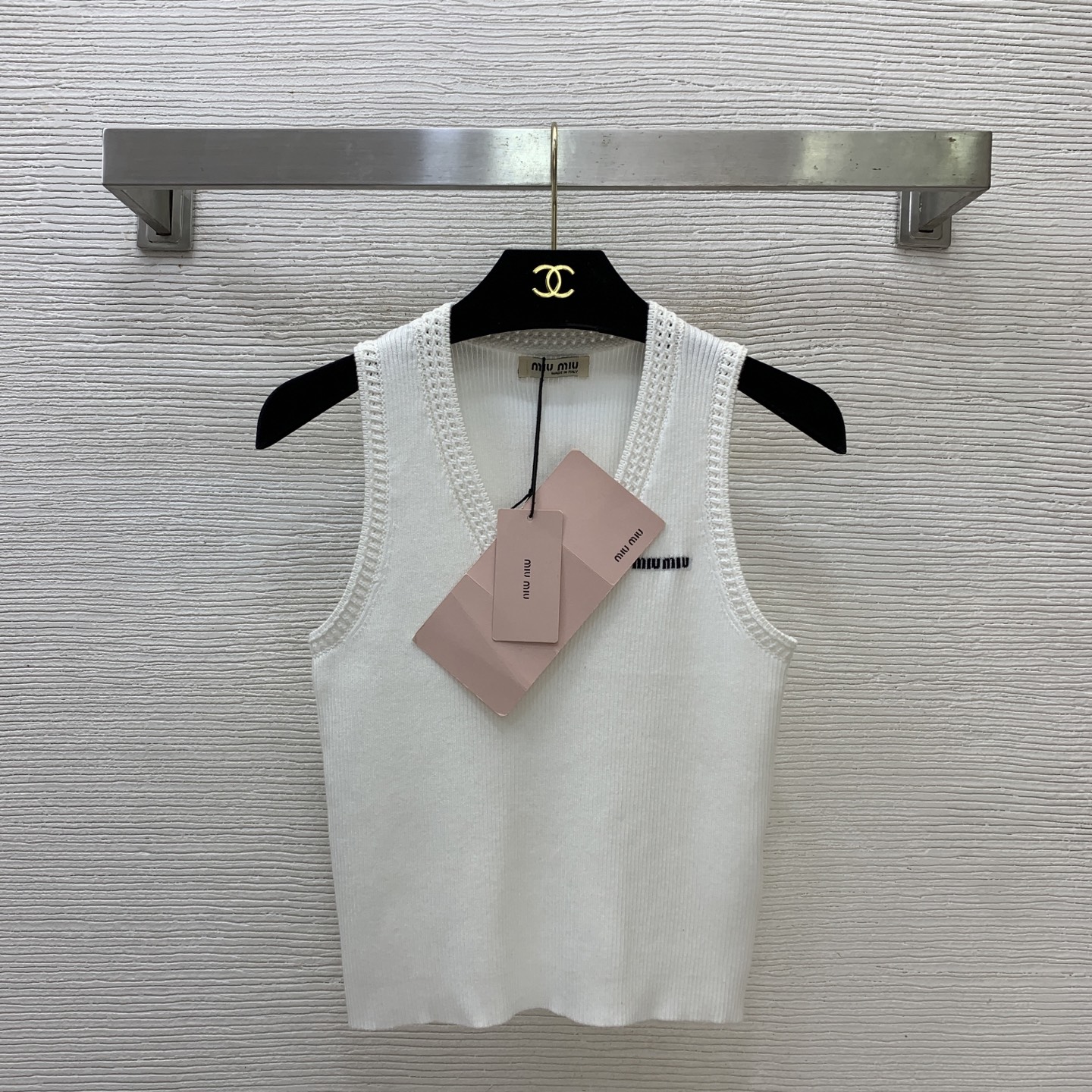 NO:825014,The highest version of the girl on the market inspects the goods, trims the three marks on the threads, and delivers the goods. You can send pictures and take videos. If you want quality and service, add me on WeChat. We will not accept urgent orders. Model No. G26051024 MIUMI  High-end customized Tencel cotton fabric letter logo badge decorated with hollow linen lace stitching and slim fit V-neck knitted vest top!  Black, white, 36-38-40 (38 size bust 68, length 46), Miu Miu-clothing, miumiu,19860909市面最高版本小妹验货、修剪线头上三标、发货可发图及拍视频,要品质要服务的加我微信,不接急单.款号G26051024 MIUMI*U缪家新市面最高版本小妹验货、修剪线头上三标、发货可发图及拍视频,要品质要服务的加我微信,不接急单.款 高端定制天丝棉面料字母logo胸章装饰镂空麻花边拼接修身显瘦V领针织背心上衣！黑色、白色、36-38-40（38码胸围68,衣长46）,缪缪-服装,miumiu,,Women's clothing