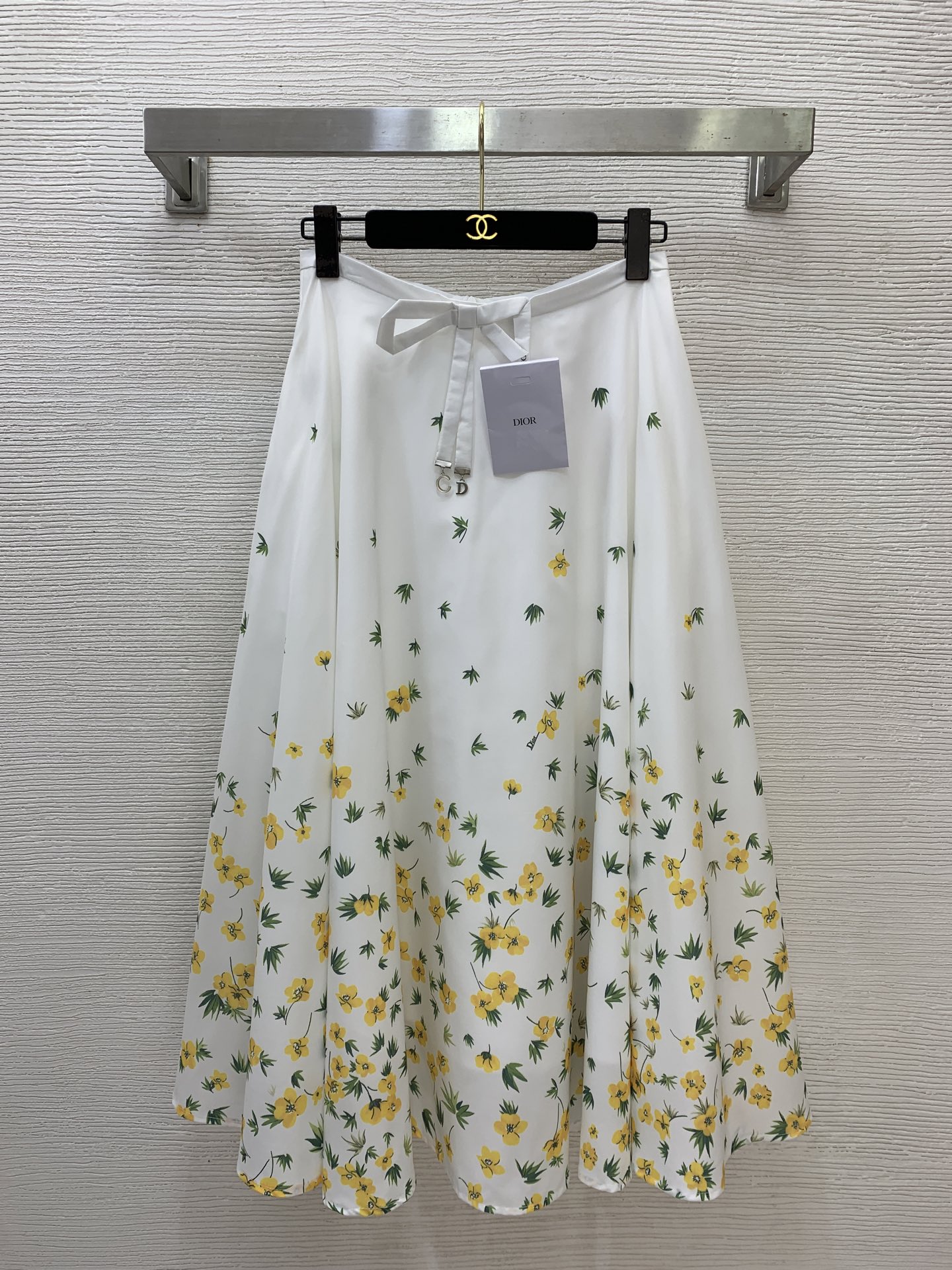 NO:824877,The highest version on the market, the girl will inspect the goods, trim the three marks on the threads, and ship the goods. You can send pictures and take videos. If you want quality and service, please add me on WeChat. We will not accept urgent orders. Model No. D26051058 Dio* The latest version of the latest version on the market. The girl will inspect the goods, trim the three marks on the threads, and ship the goods. You can send pictures and videos. If you want quality and service, please add me on WeChat. We will not accept urgent orders. Yellow flower and green leaf small floral print bow decoration high waist slimming large skirt skirt!  (M size waist 68, skirt length 82), Dior-clothing, dior, dior, skirts,19860909市面最高版本小妹验货、修剪线头上三标、发货可发图及拍视频,要品质要服务的加我微信,不接急单.款号D26051058 Dio*新市面最高版本小妹验货、修剪线头上三标、发货可发图及拍视频,要品质要服务的加我微信,不接急单.款 黄花绿叶小碎花印花蝴蝶结装饰高腰显瘦大裙摆半身裙！（M码腰围68,裙长82）,迪奥-服装,dior,dior,skirts,,Women's clothing