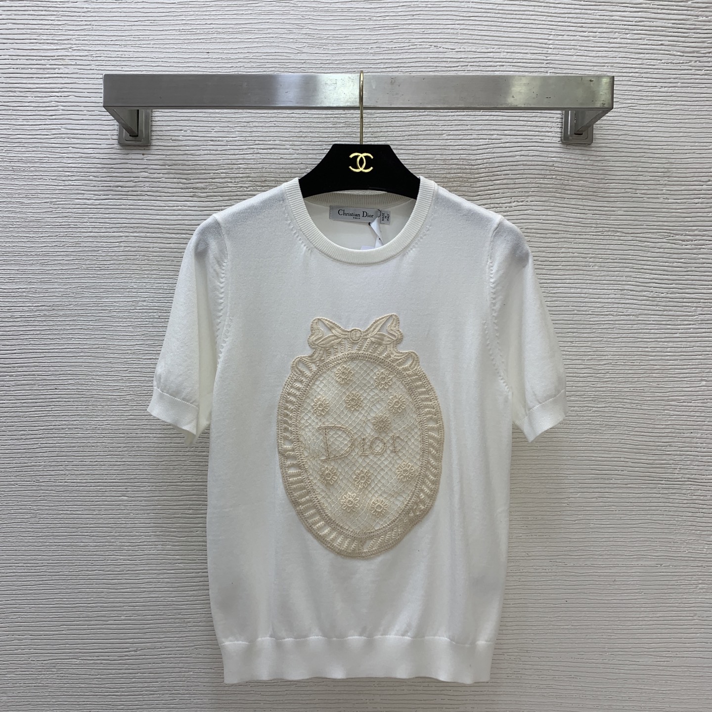 NO:839762,Model number G26051172 Dio* new high-end customized chest grid letter logo oval patch decoration round neck pullover short-sleeved sweater top!  Off-white, pink, white, (M size bust 84, sleeve length 24, dress length 57),, dior, T-shirt,19860909款号G26051172 Dio*新款 高端定制胸前网格字母logo椭圆贴布装饰圆领套头短袖针织衫上衣！米白色、粉色、白色、（M码胸围84,袖长24,衣长57）,,dior,T-shirt,,Women's clothing