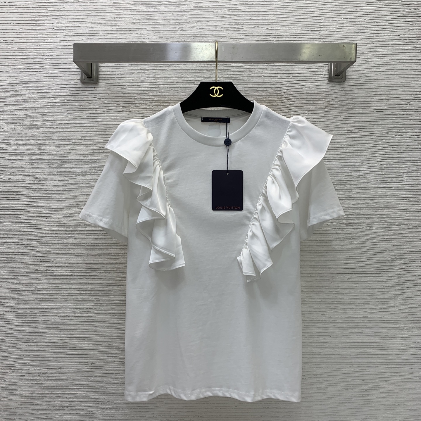 NO:824846,The girl of the highest version on the market inspects the goods, trims the three marks on the threads, and delivers the goods. You can send pictures and take videos. If you want quality and service, please add me on WeChat. We will not accept urgent orders. Model number D26050943  Glossy satin ruffled stitching, leather logo decoration on the back, fashionable and versatile short-sleeved T-shirt top!  White, (M size shoulder width 40, chest 90, sleeve length 18, clothing length 61), Louis Vuitton-clothing, louis vuitton, louis vuitton, louis vuitton, louis vuitton, louis vuitton, T-shirt, tees, t-shirt,19860909市面最高版本小妹验货、修剪线头上三标、发货可发图及拍视频,要品质要服务的加我微信,不接急单.款号D26050943 LOUIS*驴家LV新市面最高版本小妹验货、修剪线头上三标、发货可发图及拍视频,要品质要服务的加我微信,不接急单.款 光感缎面荷叶边拼接后背皮牌logo装饰时尚百搭短袖t恤上衣！白色,（M码肩宽40,胸围90,袖长18,衣长61）,路易威登-服装,louis vuitton,louis vuitton,louis vuitton,louis vuitton,louis vuitton,T-shirt,tees，t-shirt,,Women's clothing
