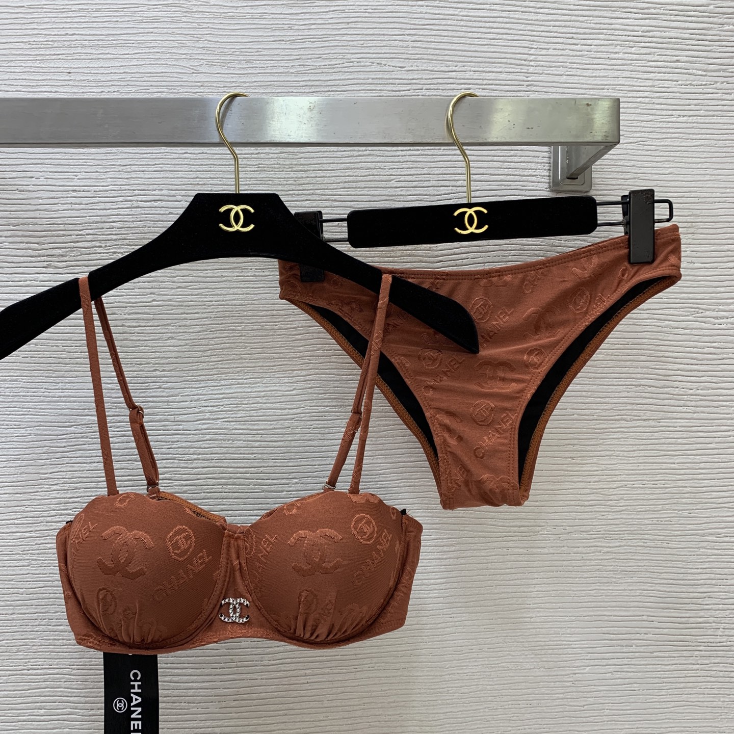 NO:826033,The highest version on the market, the girl inspects the goods, trims the three marks on the threads, pictures the goods and takes videos. If you want quality or service, please add me on WeChat. We will not accept urgent orders. Model No. D26051045  CHANE*L's new and highest version on the market, the girl inspects the goods, trims the three marks on the threads, pictures of the goods and takes videos. If you want quality or service, please add me on WeChat. We will not accept urgent orders. Customized double C letter logo jacquard fabric, bandeau style three-dimensional hard cup suspender bra, low-waist triangle briefs, bikini split swimsuit set!  Black, brown, , a must-have for seaside resort hot spring swimming pools!  ,Chanel-clothing,chanel,chanel,swimsuits,bikinis,19860909市面最高版本小妹验货、修剪线头上三标、货可图及拍视频,要品质要服务的加我微信,不接急单.款号D26051045 CHANE*L新市面最高版本小妹验货、修剪线头上三标、货可图及拍视频,要品质要服务的加我微信,不接急单.款定制双C字母logo提花面料、抹胸式立体型硬罩杯吊带文胸内衣低腰三角内裤比基尼分体泳衣套装！黑色、棕色、  ,海边度假温泉游泳池必备！,香奈儿-服装,chanel,chanel,swimsuits,bikinis,,Women's clothing