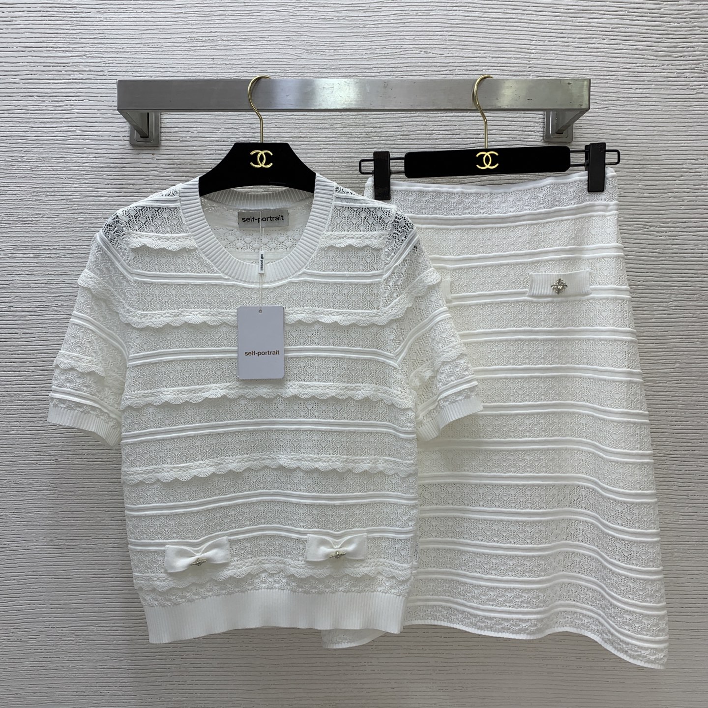 NO:840979,Style number D26051174 Self-portrai* new SP home customized three-dimensional striped hollow see-through knitted suit!  Elegant bow-deco lace splicing round neck short-sleeved pullover sweater high-waisted A-line skirt!  Black, white, (M size bust 84, sleeve length 27, dress length 53; waist 62, hip 88, skirt length 57),,skirts,T-shirt,19860909款号D26051174 Self-portrai*新款SP家定制立体间条镂空透视针织套装！气质高雅蝴蝶结装饰花边拼接圆领短袖套头针织衫高腰A字半身裙！黑色、白色、 （M码胸围84,袖长27,衣长53；腰围62,臀围88,裙长57）,,skirts,T-shirt,,Women's clothing