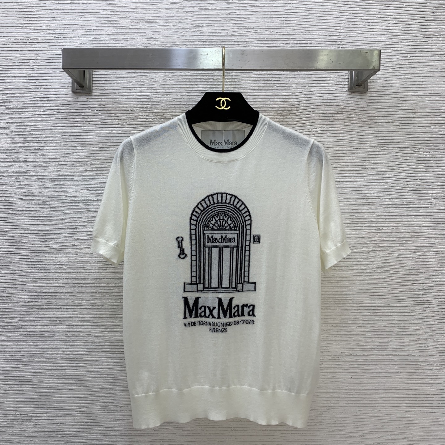 NO:839750,Style No. G26051135 MaxMar*a new summer style high-end customized sheep wool yarn fabric is soft and skin-friendly!  Slim-fitting round neck pullover short-sleeved sweater top with jacquard letter logo arch pattern on the chest!  Beige, black, (L size bust 92, sleeve length 22, dress length 56),, T-shirt,19860909款号G26051135 MaxMar*a夏季新款 高端定制绵羊毛纱线面料柔软亲肤！胸前字母logo拱门图案提花修身显瘦圆领套头短袖针织衫上衣！米杏色、黑色、（L码胸围92,袖长22,衣长56）,,T-shirt,,Women's clothing