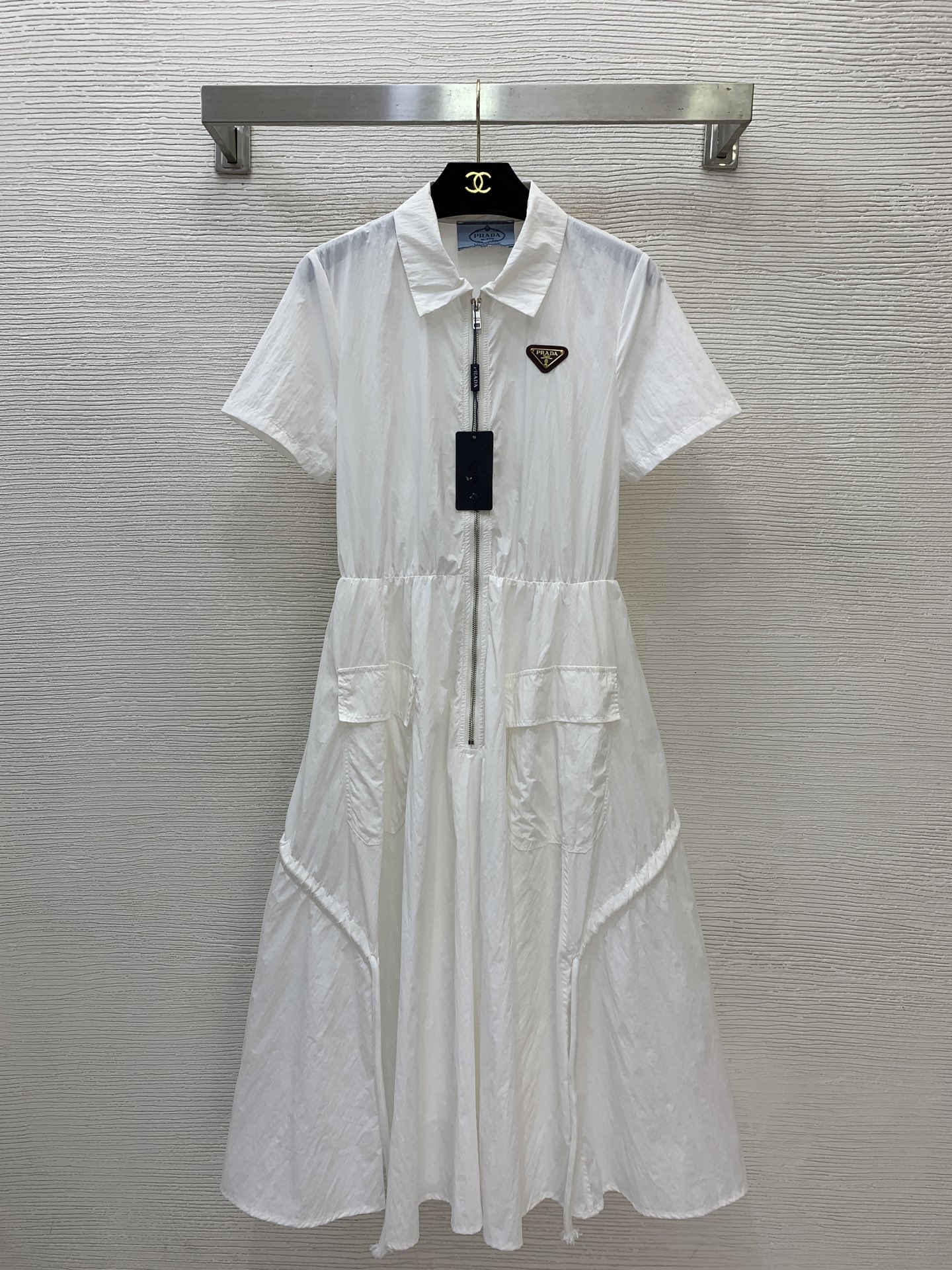 NO:840308,Model No. D26051286 PRAD* The new P family custom-made classic inverted triangle logo badge, skirt drawstring, personalized design, waist slimming, wide zipper fly, lapel short-sleeved dress!  White, (M size shoulder width 36, bust 94, waist 74, sleeve length 20, skirt length 114),, prada, skirts, T-shirt,19860909款号D26051286 PRAD*新款P家定制经典倒三角标logo胸章、裙摆抽绳个性设计收腰显瘦大摆拉链门襟翻领短袖连衣裙！白色,（M码肩宽36,胸围94,腰围74,袖长20,裙长114）,,prada,skirts,T-shirt,,Women's clothing