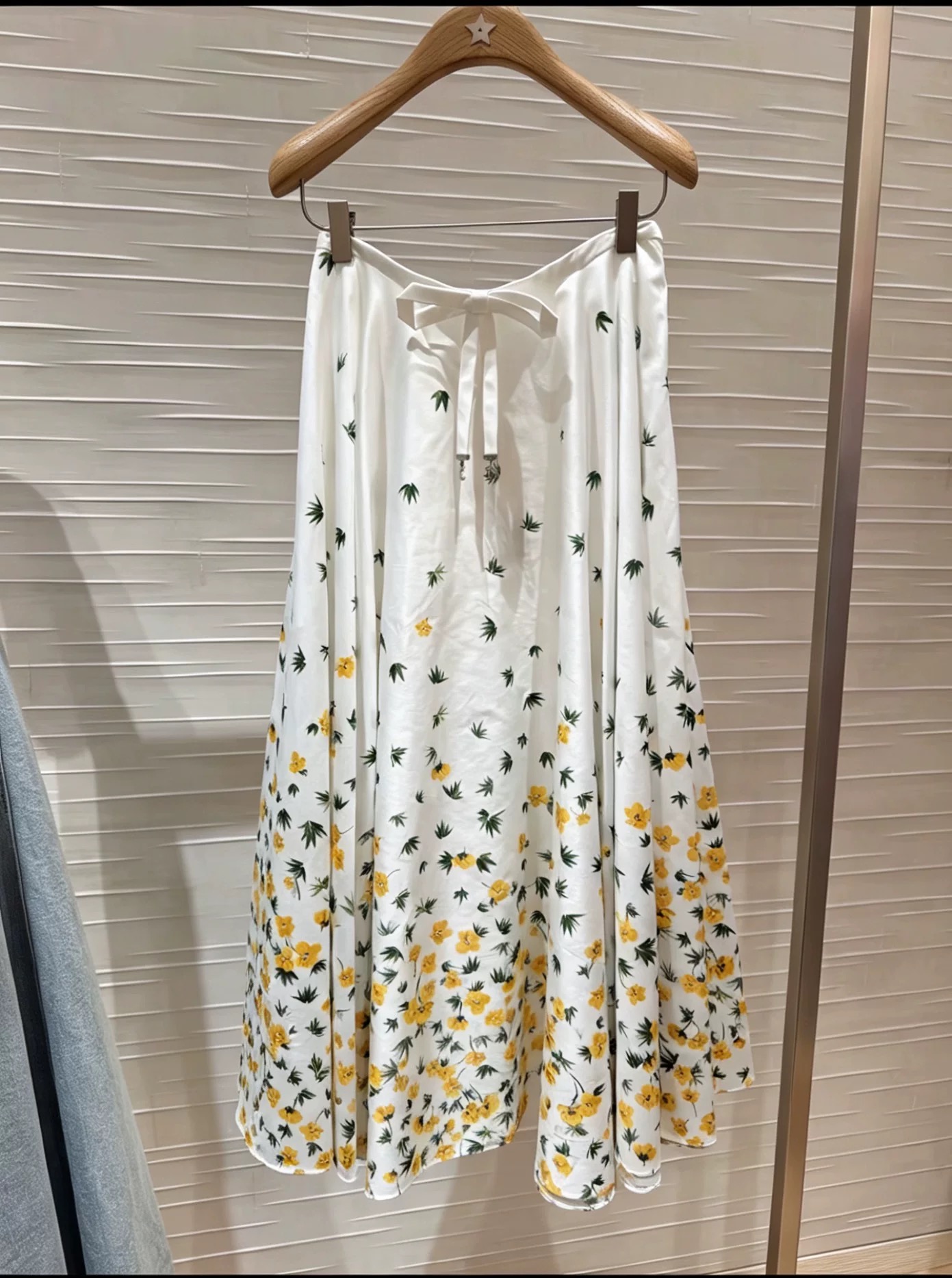 NO:824884,The highest version on the market, the girl will inspect the goods, trim the three marks on the threads, and ship the goods. You can send pictures and take videos. If you want quality and service, please add me on WeChat. We will not accept urgent orders. Model D26051058 Dio* The new highest version on the market. The girl will inspect the goods, trim the three marks on the threads, and ship the goods. You can send pictures and videos. If you want quality and service, please add me on WeChat, but we will not accept urgent orders. Model Yellow flowers and green leaves, small floral print bow decoration, high waist and slim skirt with large skirt!  (M size waist 68, skirt length 82), Dior-clothing, dior, dior, skirts,19860909市面最高版本小妹验货、修剪线头上三标、发货可发图及拍视频,要品质要服务的加我微信,不接急单.款D26051058 Dio*新市面最高版本小妹验货、修剪线头上三标、发货可发图及拍视频,要品质要服务的加我微信,不接急单.款 黄花绿叶小碎花印花蝴蝶结装饰高腰显瘦大裙摆半身裙！（M码腰围68,裙长82）,迪奥-服装,dior,dior,skirts,,Women's clothing