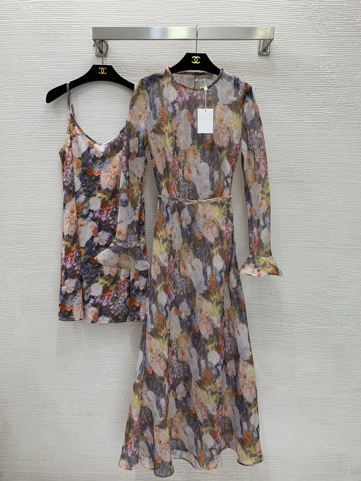 NO:839745,Model No. G26051037 ZIMMERMA*N Australian brand high-end customized fashion retro printed shoulder zipper design slimming slim bell sleeve long dress printed inner suspender bottoming skirt bow belt!  1.2.3.4/SMLXL (size 2, shoulder width 36, bust 92, waist 72, sleeve length 64, skirt length 143; inner bust 82 super elastic, total length 75 excluding shoulder straps),,skirts,19860909款号G26051037 ZIMMERMA*N兹默曼澳洲品牌高端定制时尚复古印花肩部拉链设计修身显瘦喇叭袖长款连衣裙印花内搭吊带打底裙蝴蝶结腰带！1.2.3.4/SMLXL（2码肩宽36,胸围92,腰围72,袖长64,裙长143；内搭胸围82超弹力,总长75不含肩带）,,skirts,,Women's clothing