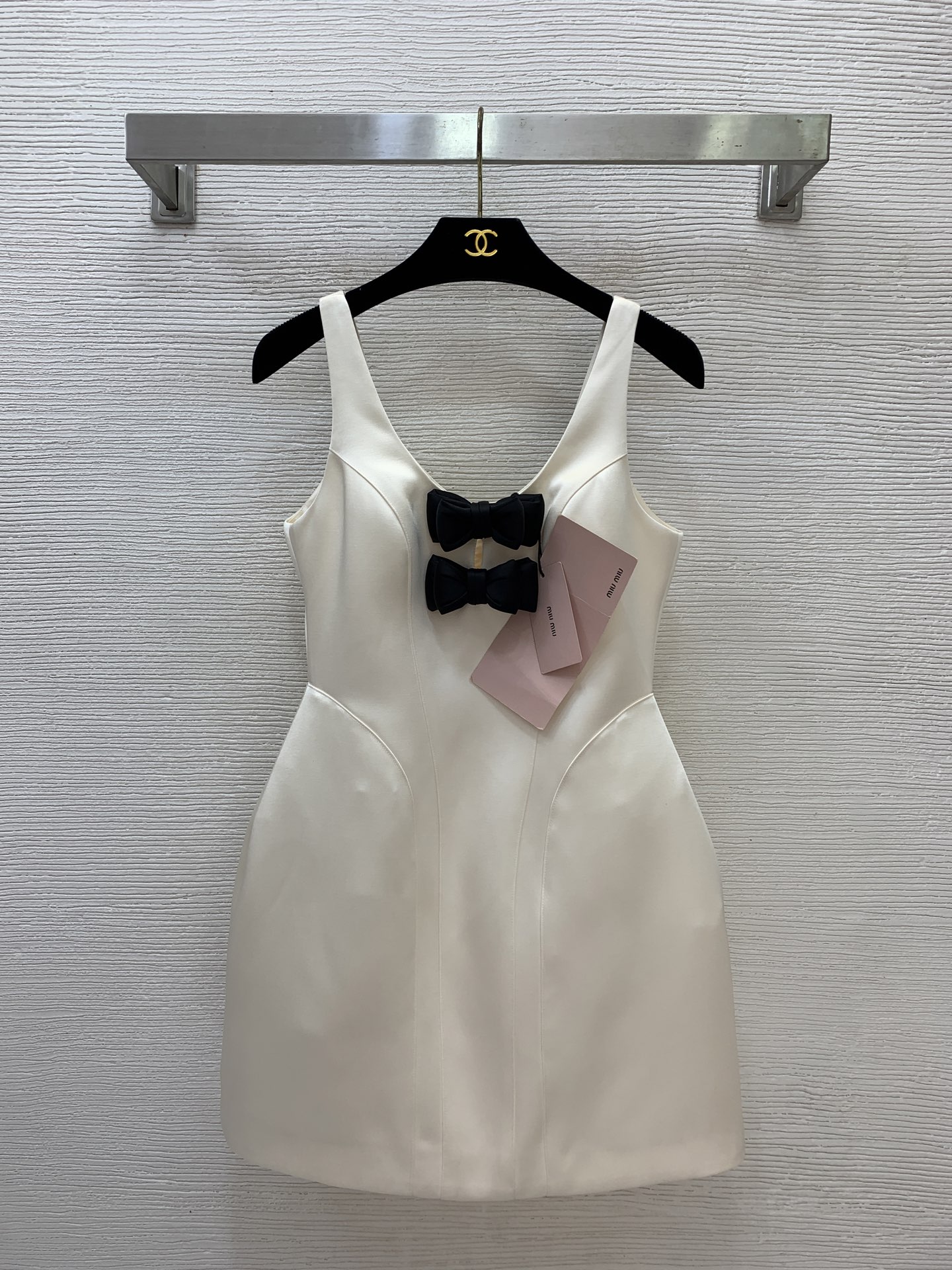 NO:840303,Model No. G26051175 MIUMI*U's new model, high-end customized pearlescent acetate satin fabric, with organza panniers lining the crotch!  Party dress with butterfly knot, pinch waist and puffy skirt, slim and slim suspender dress!  (165/84AM size bust 84, waist 68, skirt length 74),,miumiu,skirts,19860909款号G26051175 MIUMI*U缪家新款 高端定制珠光醋酸缎面料、胯部内里做有硬纱裙撑！聚会千金风蝴蝶结掐腰蓬蓬裙摆修身显瘦吊带连衣裙礼服裙！（165/84AM码胸围84,腰围68,裙长74）,,miumiu,skirts,,Women's clothing