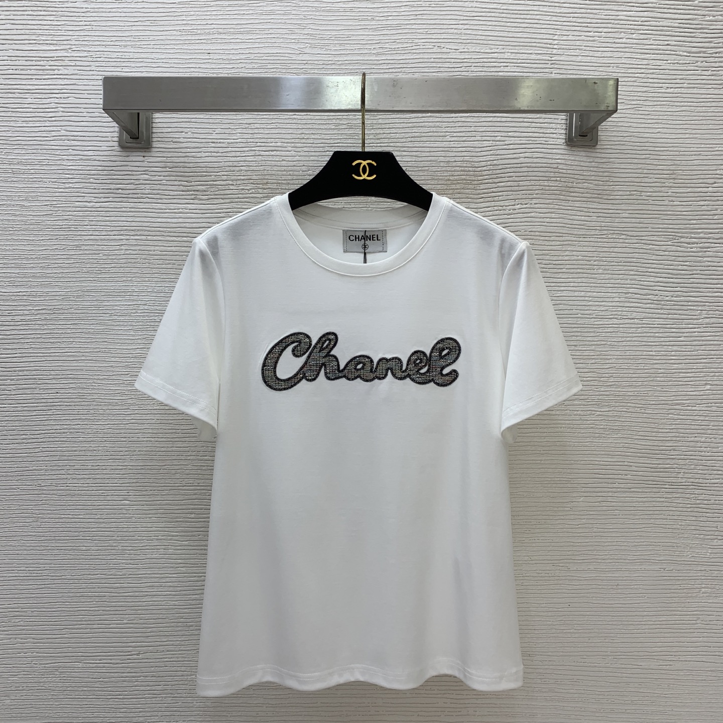NO:826761,The highest version of the girl on the market will inspect the goods, trim the three marks on the threads, and ship the goods. If you want quality and service, please add me on WeChat. We will not accept urgent orders. Model No. G26051287 CHANE*L. The new highest version on the market. The girl will inspect the goods, trim the three marks on the threads, and ship the goods. If you want quality and service, please add me on WeChat. We will not accept urgent orders. A high-end customized high-quality cotton fabric!  Fashionable and versatile round neck short-sleeved T-shirt top with contrasting woven small plaid pattern and embroidered logo on the chest!  Two colors, 36-38-40 (shoulder width 37, bust 98, sleeve length 18, dress length 56), Chanel-clothing, chanel, chanel, T-shirt, tees, t-shirt,19860909市面最高版本小妹验货、修剪线头上三标、发货可发图及拍视频,要品质要服务的加我微信,不接急单.款号G26051287 CHANE*L新市面最高版本小妹验货、修剪线头上三标、发货可发图及拍视频,要品质要服务的加我微信,不接急单.款高端定制优质棉面料！胸前撞色编织小香格纹刺绣logo时尚百搭圆领短袖t恤上衣！两色,36-38-40（38码肩宽37,胸围98,袖长18,衣长56）,香奈儿-服装,chanel,chanel,T-shirt,tees，t-shirt,,Women's clothing