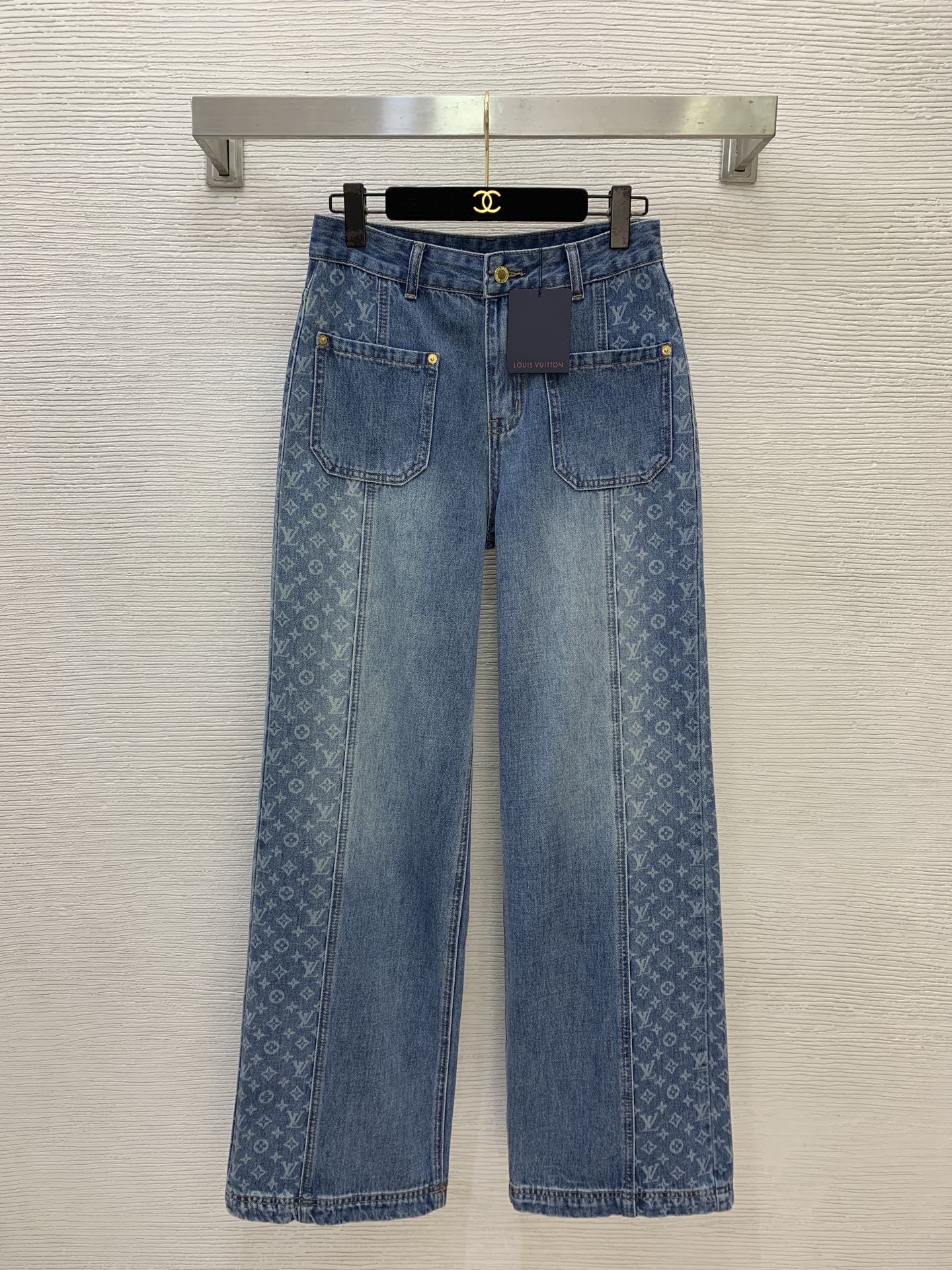 NO:826020,The highest version on the market, the girl inspects the goods, trims the three marks on the threads, pictures the goods and takes videos. If you want quality or service, please add me on WeChat. We do not accept urgent orders. Model number G26051129  LOUIS* Lujia LV’s new and highest version on the market, the girl inspects the goods, trims the three marks on the threads, pictures of the goods and takes videos. If you want quality or service, please add me on WeChat. We will not accept urgent orders. High-end customized hardware accessories with engraved letter logo, classic presbyopic letter print, spliced square pockets, slim straight wide-leg jeans!  (M size waist 72 non-elastic, hip 98, pants length 110),Louis Vuitton-clothing,louis vuitton,louis vuitton,louis vuitton,louis vuitton,louis vuitton,jeans,19860909市面最高版本小妹验货、修剪线头上三标、货可图及拍视频,要品质要服务的加我微信,不接急单.款号G26051129 LOUIS*驴家LV新市面最高版本小妹验货、修剪线头上三标、货可图及拍视频,要品质要服务的加我微信,不接急单.款高端定制刻字母logo五金配件、经典老花字母印花拼接方口袋修身显瘦直筒阔腿牛仔裤！（M码腰围72无弹力,臀围98,裤长110）,路易威登-服装,louis vuitton,louis vuitton,louis vuitton,louis vuitton,louis vuitton,jeans,,Women's clothing