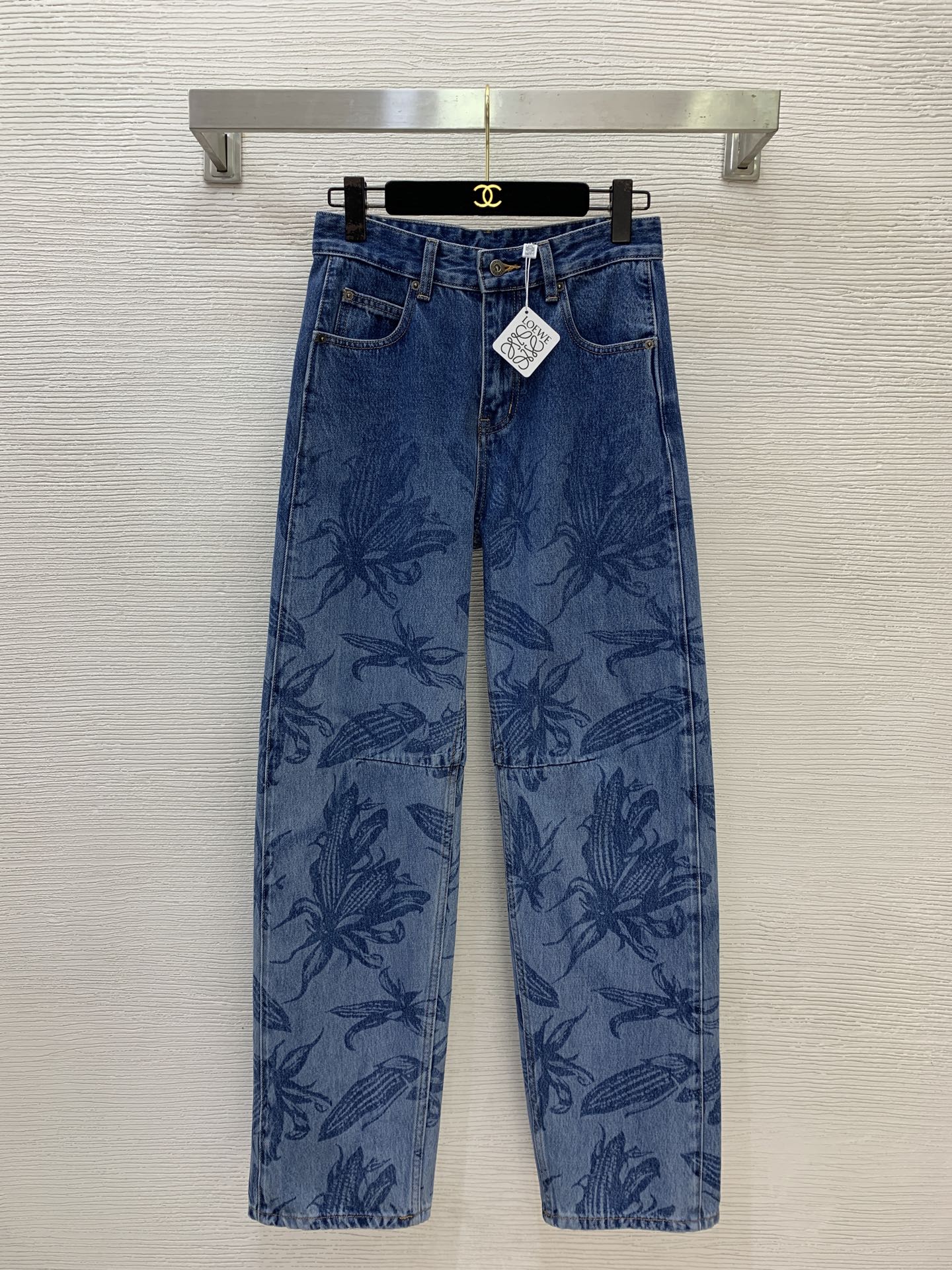 NO:826756,The highest version of the girl on the market inspects the goods, trims the three marks on the threads, and delivers the goods. You can send pictures and take videos. If you want quality and service, add me on WeChat. We will not accept urgent orders. Model No. G26051279 LOEW*E. The new highest version on the market. The girl inspects the goods, trims the three marks on the threads, and delivers the goods. You can send pictures and take videos. If you want quality and service, add me on WeChat. We do not accept urgent orders.  High-end customized logo-engraved hardware accessories, washed denim cotton gradient faded corn mosaic and leaf plant prints, fashionable and versatile loose dad pants, wide-leg carrot jeans!  Blue, (M size waist 70 non-elastic, hip 96, pants length 108), Loewe-clothing, loewe, loewe, jeans,19860909市面最高版本小妹验货、修剪线头上三标、发货可发图及拍视频,要品质要服务的加我微信,不接急单.款号G26051279 LOEW*E新市面最高版本小妹验货、修剪线头上三标、发货可发图及拍视频,要品质要服务的加我微信,不接急单.款 高端定制刻logo五金配件、洗水牛仔棉渐变色晕染玉米花叶植物印花时尚百搭宽松老爹裤阔腿萝卜牛仔裤！蓝色,（M码腰围70无弹力,臀围96,裤长108）,罗意威-服装,loewe,loewe,jeans,,Women's clothing