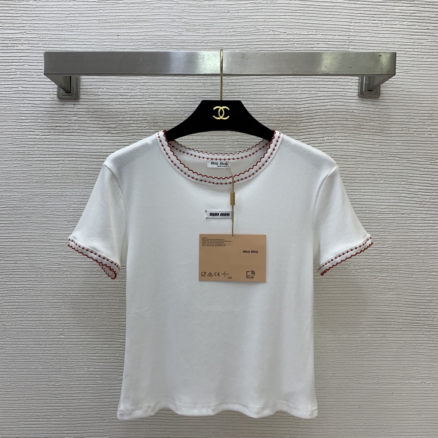 NO:824737,The highest version on the market, the girl will inspect the goods, trim the three marks on the threads, and deliver the goods. You can send pictures and take videos. If you want quality or service, please add me on WeChat. We will not accept urgent orders. Model No. D26051168  MIUMI*U Miaojiaxin has the highest version on the market. The girl inspects the goods, trims the three marks on the threads, and delivers the goods. You can send pictures and take videos. If you want quality and service, add me on WeChat. We will not accept urgent orders. Customized contrast embroidered lace with letter logo on the chest to slim and short. The girl of the highest version on the market inspects the goods, trims the three marks on the threads, and ships the goods. If you want quality and service, add me on WeChat. We do not accept urgent orders. A T-shirt top!  Black, white, (S size shoulder width 40, chest 82, sleeve length 14, dress length 48), Miu Miu-clothing, miumiu, tees, t-shirt,19860909市面最高版本小妹验货、修剪线头上三标、发货可发图及拍视频,要品质要服务的加我微信,不接急单.款号D26051168 MIUMI*U缪家新市面最高版本小妹验货、修剪线头上三标、发货可发图及拍视频,要品质要服务的加我微信,不接急单.款定制撞色刺绣花边胸前字母logo徽标修身显瘦短市面最高版本小妹验货、修剪线头上三标、发货可发图及拍视频,要品质要服务的加我微信,不接急单.款t恤上衣！黑色、白色、（S码肩宽40,胸围82,袖长14,衣长48）,缪缪-服装,miumiu,tees，t-shirt,,Women's clothing