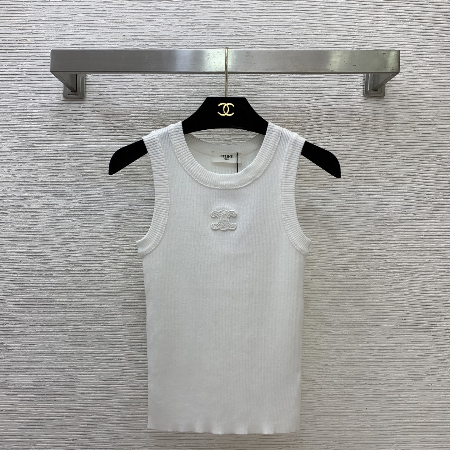 NO:840290,Model No. G26051192 CELIN*E's new high-end custom-fitted stretch knitted vest top with Arc de Triomphe logo on the chest!  Pink, blue, white, (S size bust 60, length 51),,celine,19860909款号G26051192 CELIN*E思琳新款 高端定制胸前凯旋门logo徽标修身弹力针织背心上衣！粉色、蓝色、白色、（S码胸围60,衣长51）,,celine,,Women's clothing