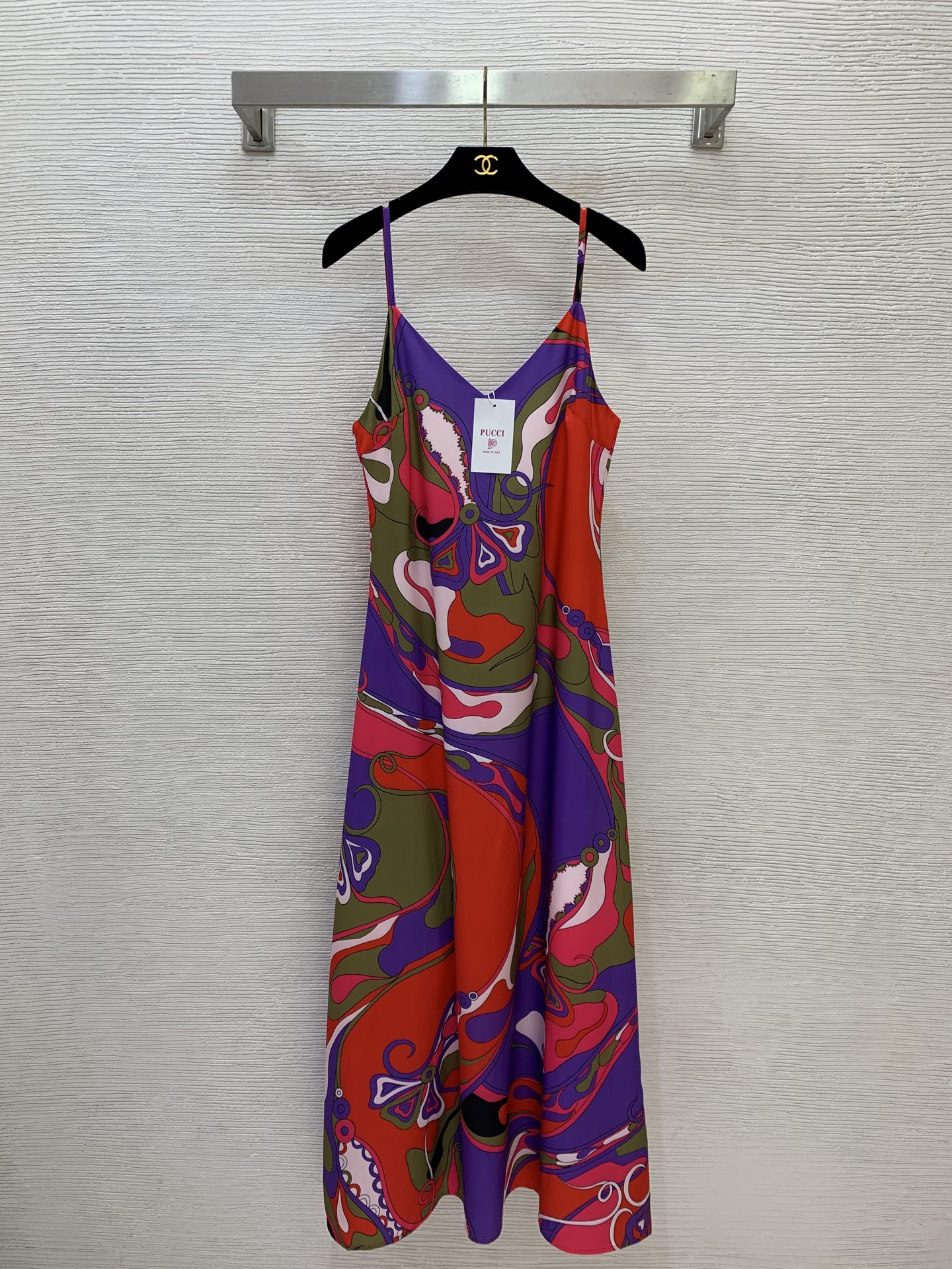 NO:840277,Model No. D26051299 PUCC* new custom-made contrasting color fashionable retro printed slim-fitting V-neck suspender dress long skirt!  (M size bust 84, waist 74, skirt length 121),,skirts,19860909款号D26051299 PUCC*新款定制撞色时尚复古印花修身显瘦V领吊带连衣裙长裙！ （M码胸围84,腰围74,裙长121）,,skirts,,Women's clothing