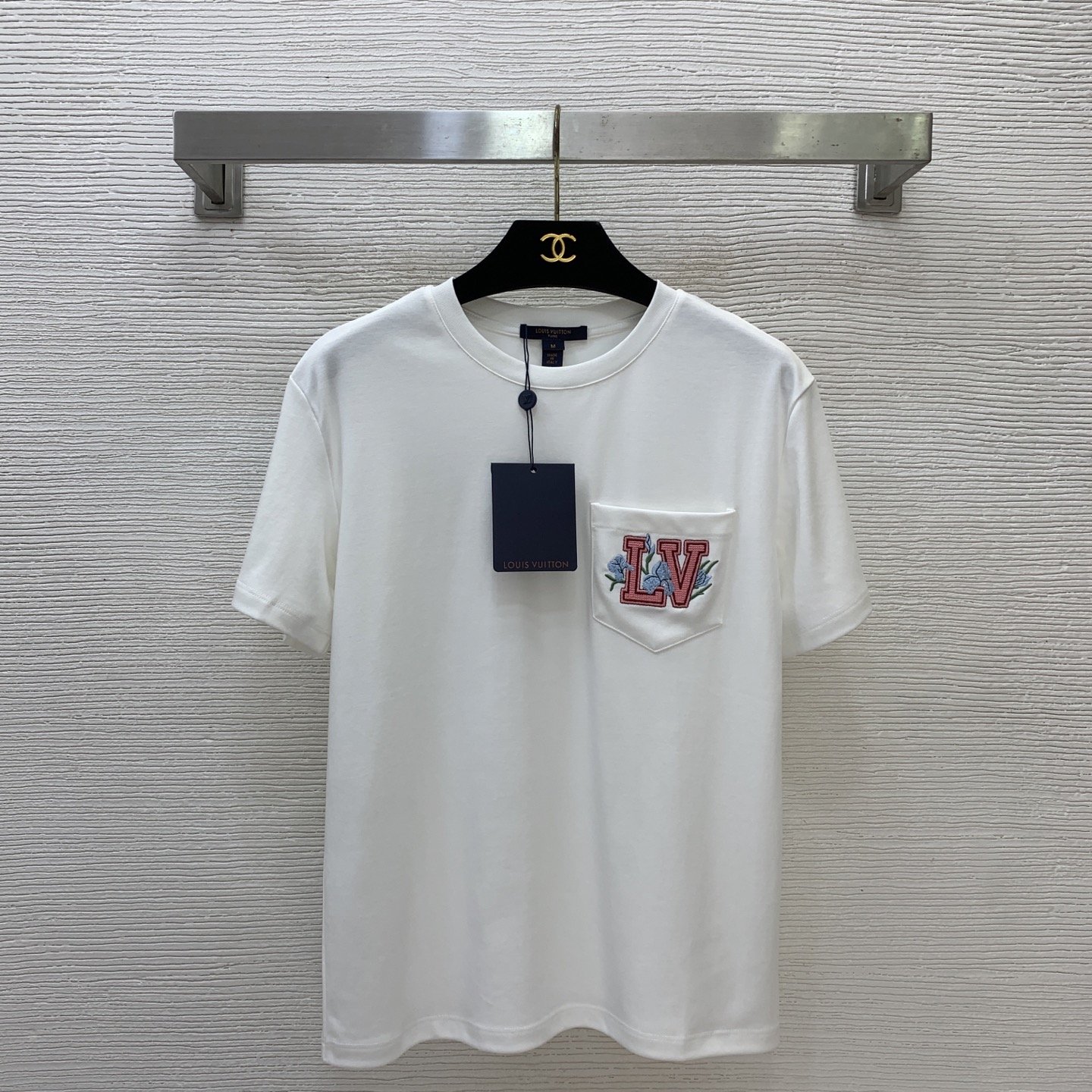 NO:841758,Style number G26051254 LOUIS*Lvjia LV new model, high-end customized high-quality pure cotton fabric, loose and fashionable round neck short-sleeved T-shirt top with embroidered letter logo on the chest pocket!  Black, white, (M size shoulder width 42, chest 92, sleeve length 17, clothing length 61),, louis vuitton, louis vuitton, louis vuitton, louis vuitton, T-shirt, tees, t-shirt,19860909款号G26051254 LOUIS*驴家LV新款 高端定制优质纯棉面料、胸前口袋刺绣字母logo徽标宽松时尚圆领短袖t恤上衣！黑色、白色、（M码肩宽42,胸围92,袖长17,衣长61）,,louis vuitton,louis vuitton,louis vuitton,louis vuitton,T-shirt,tees，t-shirt,,Women's clothing