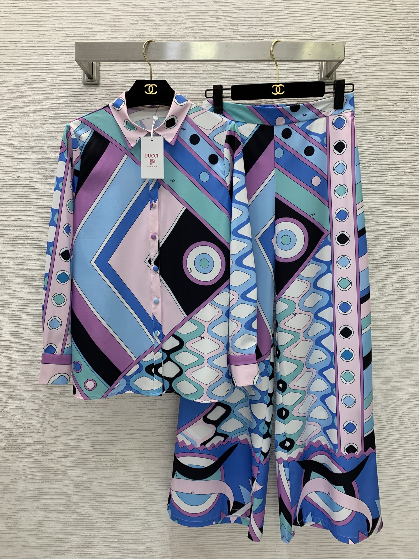 NO:840986,Style number G26051354 PUCC*I new customized contrasting color retro print casual two-piece suit!  Loose and versatile buttoned lapel long-sleeved shirt, high-waisted slimming wide-leg trousers!  (M size shoulder width 36, chest 94, sleeve length 58, clothing length 67; waist 68 ~ 80 back stretch, hip 98, pants length 103),,shirts,19860909款号G26051354 PUCC*I新款定制撞色复古印花休闲两件套装！宽松百搭系扣翻领长袖衬衫高腰显瘦阔腿裤长裤！ （M码肩宽36,胸围94,袖长58,衣长67；腰围68～80后背弹力,臀围98,裤长103）,,shirts,,Women's clothing