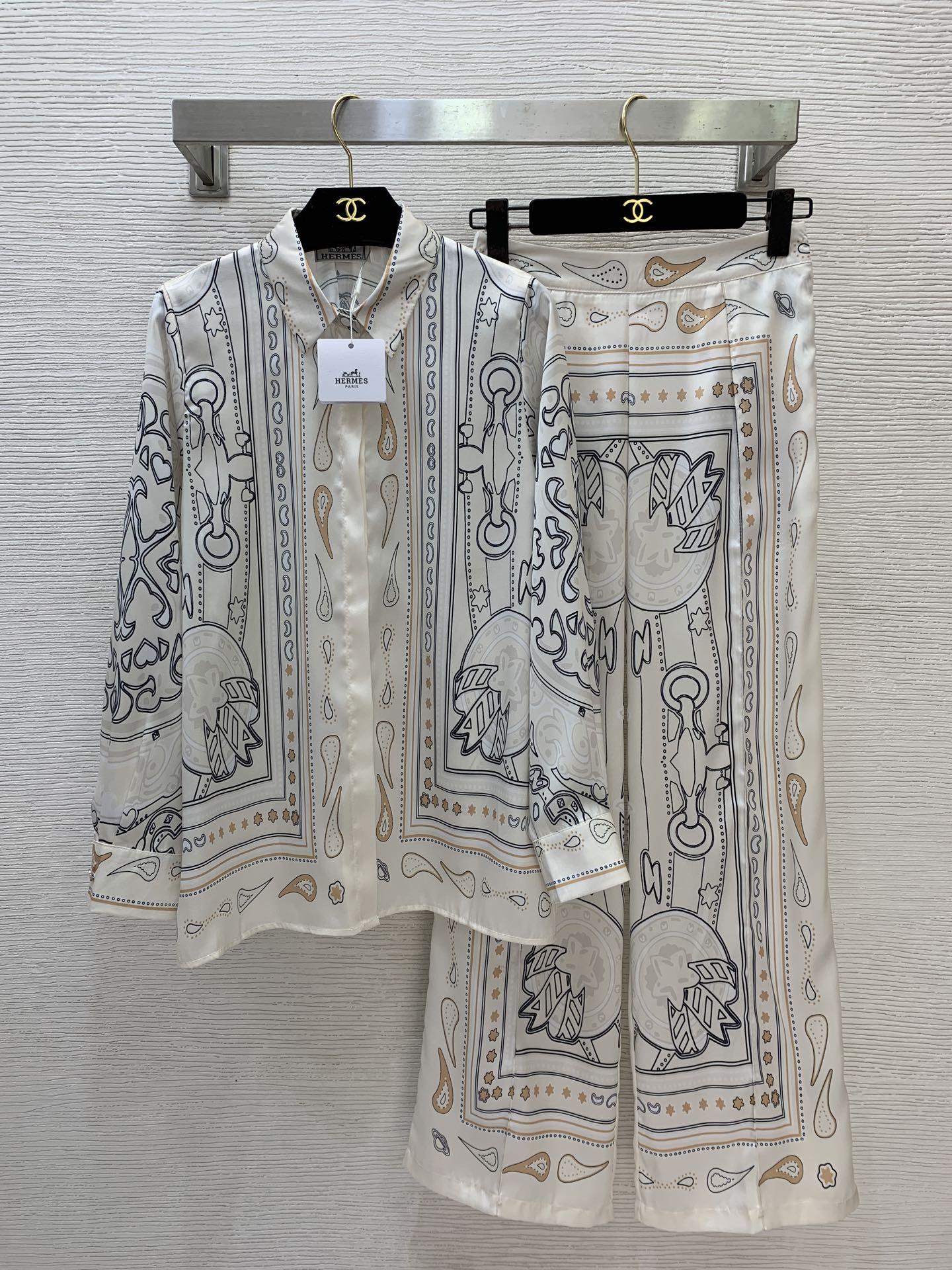 NO:841004,Model No. D26051284 HERM*S new fashionable retro printed two-piece suit!  Loose and versatile lapel long-sleeved shirt with engraved letter logo button placket, elastic high waist at the back, slimming, loose wide-leg pants!  (M size shoulder width 36, chest 104, sleeve length 59, clothing length 69; waist 64, hip 98, pants length 101),,hermes,19860909款号D26051284 HERM*S新款 时尚复古印花气质两件套装！刻字母logo纽扣门襟宽松百搭翻领长袖衬衣裤腰后背弹力高腰显瘦宽松阔腿裤！（M码肩宽36,胸围104,袖长59,衣长69；腰围64,臀围98,裤长101）,,hermes,,Women's clothing
