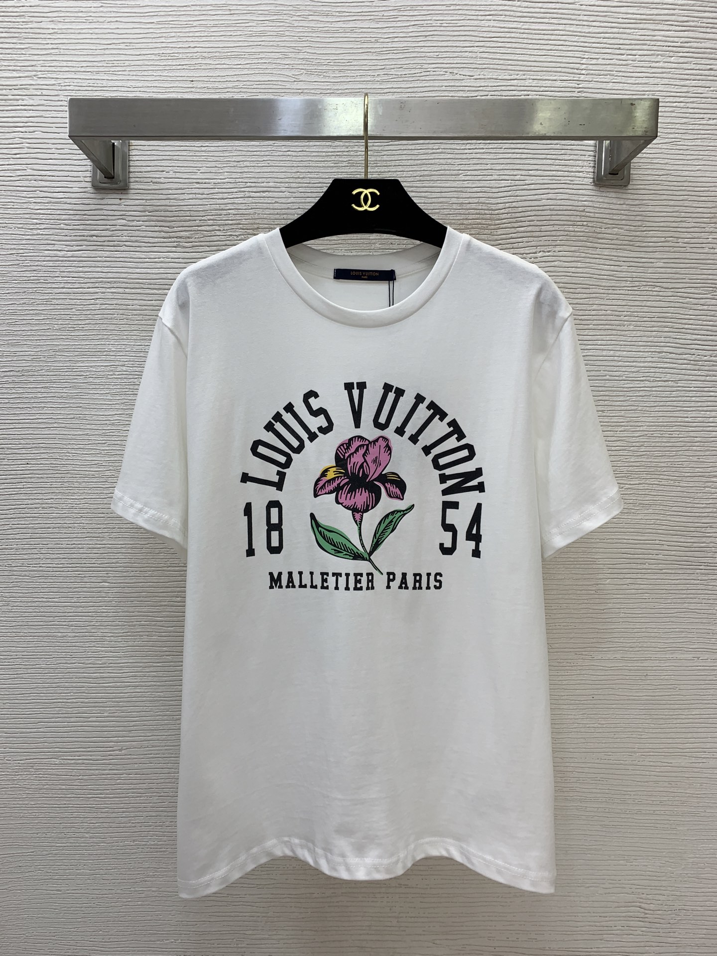 NO:840996,Style number D26051358 LOUIS*LV’s new custom letter logo flower print loose and versatile round neck short-sleeved T-shirt top!  Gray, white, (M size shoulder width 45, chest 96, sleeve length 19, clothing length 66),, louis vuitton, louis vuitton, louis vuitton, louis vuitton, T-shirt, tees, t-shirt,19860909款号D26051358 LOUIS*驴家LV新款定制字母logo花朵印花宽松百搭圆领短袖t恤上衣！灰色、白色、（M码肩宽45,胸围96,袖长19,衣长66）,,louis vuitton,louis vuitton,louis vuitton,louis vuitton,T-shirt,tees，t-shirt,,Women's clothing