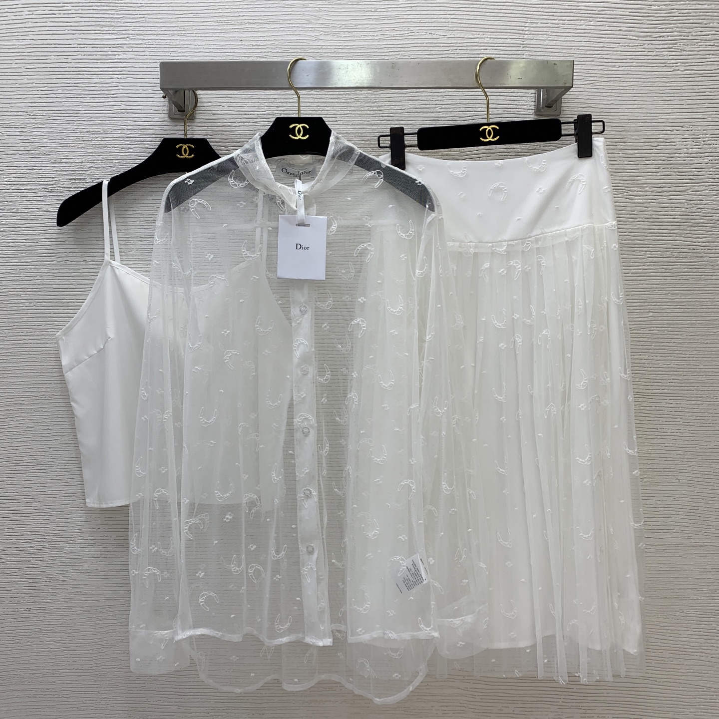 NO:858918,The girl of the highest version on the market will inspect the goods, trim the three marks on the threads, and ship the goods. If you want quality and service, please add me on WeChat. We will not accept urgent orders. Model No. D26051287 Dio* The latest version of Dio*. The girl on the market will inspect the goods, trim the three marks on the threads, and ship the goods. You can send pictures and videos of the goods. If you want quality and service, please add me on WeChat. We will not accept urgent orders. Customized ladylike three-piece mesh embroidery suit from D Home!  Button placket, stand collar, see-through sexy long-sleeved shirt with wide waist and pleated pleats. The highest version on the market. The girl will inspect the goods, trim the three marks on the threads, and send pictures and videos before delivery. If you want quality and service, please add me on WeChat. We will not accept urgent orders. This skirt!  White, - (M size shoulder width 41, bust 100, sleeve length 63, front length 72/back center length 79; inner bust 96 non-elastic, length 50; waist 68, skirt length 77), Dior-clothing, dior, dior, dior, skirts, shirts,19860909市面最高版本小妹验货、修剪线头上三标、发货可发图及拍视频,要品质要服务的加我微信,不接急单.款号D26051287 Dio*新市面最高版本小妹验货、修剪线头上三标、发货可发图及拍视频,要品质要服务的加我微信,不接急单.款D家定制气质淑女网纱绣花三件套套装！系扣门襟立领透视性感长袖衬衫宽腰拼接褶裥百褶长市面最高版本小妹验货、修剪线头上三标、发货可发图及拍视频,要品质要服务的加我微信,不接急单.款半身裙！白色、--（M码肩宽41,胸围100,袖长63,前衣长72/后中长79；内搭胸围96无弹力,衣长50；腰围68,裙长77）,迪奥-服装,dior,dior,dior,skirts,shirts,,Women's clothing