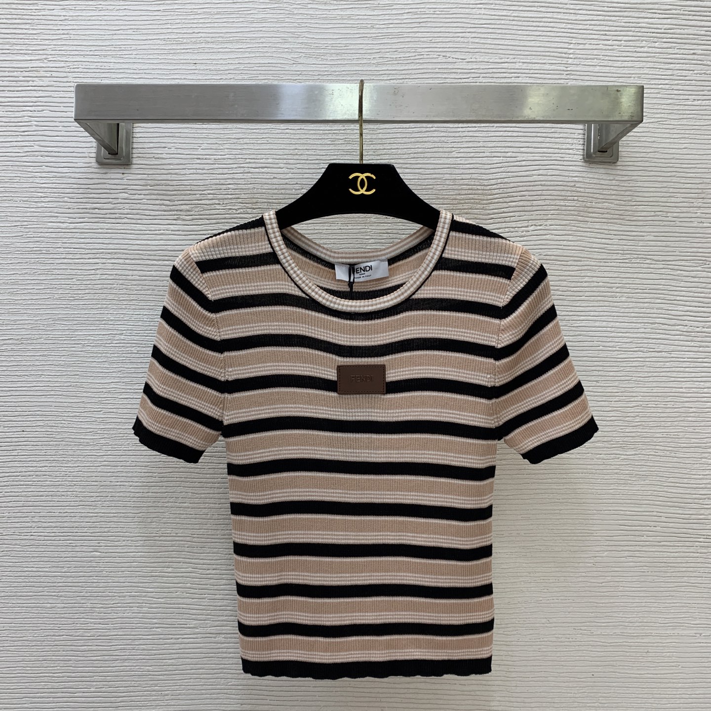 NO:840999,Model No. G26051382 FEND*I new high-end customized Tencel fabric contrast striped leather letter logo logo slim fit round neck short-sleeved sweater top!  Pink brown, light green, 36-36-40 (38 size bust 62, sleeve length 28, dress length 48),, fendi, T-shirt,19860909款号G26051382 FEND*I新款 高端定制天丝面料撞色条纹皮革字母logo徽标修身显瘦圆领短袖针织衫上衣！粉棕、浅绿、36-36-40（38码胸围62,袖长28,衣长48）,,fendi,T-shirt,,Women's clothing