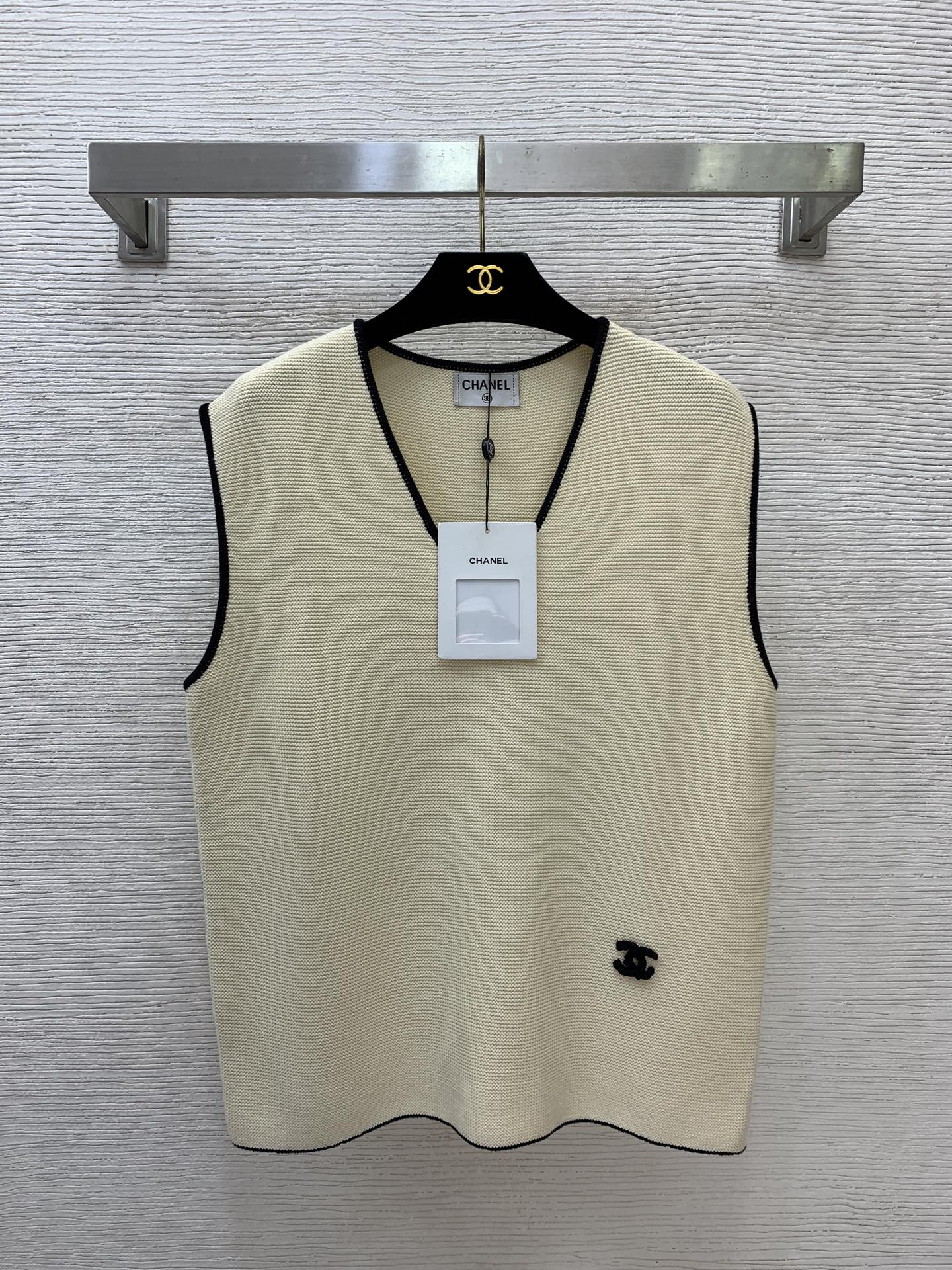 NO:826026,The highest version on the market, the girl inspects the goods, trims the three marks on the threads, pictures the goods and takes videos. If you want quality or service, please add me on WeChat. We will not accept urgent orders. Model number G26051268  CHANE*L's new and highest version on the market, the girl inspects the goods, trims the three marks on the threads, pictures of the goods and takes videos. If you want quality or service, please add me on WeChat. We will not accept urgent orders. A high-end customized high-density wavy knitted contrasting color hemmed double C letter logo fashionable temperament knitted vest top!  Apricot, black, 36-38-40 (shoulder width 41 for size 38, bust 98, length 63), Chanel-clothing,chanel,chanel,19860909市面最高版本小妹验货、修剪线头上三标、货可图及拍视频,要品质要服务的加我微信,不接急单.款号G26051268 CHANE*L新市面最高版本小妹验货、修剪线头上三标、货可图及拍视频,要品质要服务的加我微信,不接急单.款高端定制高密波浪纹针织撞色包边双C字母logo徽标时尚气质针织背心上衣！杏色、黑色、36-38-40（38码肩宽41,胸围98,衣长63）,香奈儿-服装,chanel,chanel,,Women's clothing