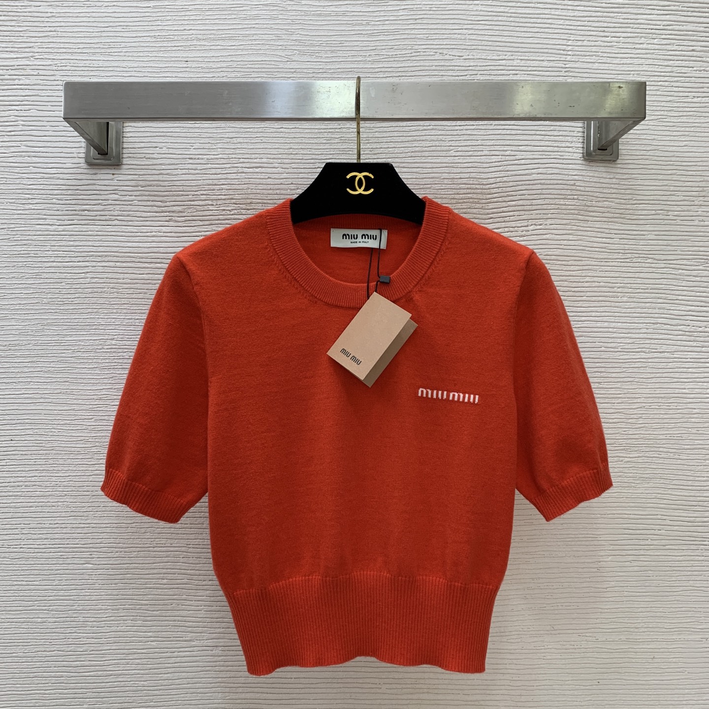 NO:826749,The highest version of the girl on the market inspects the goods, trims the three marks on the threads, and delivers the goods. You can send pictures and take videos. If you want quality and service, please add me on WeChat. We will not accept urgent orders. Model No. G26051387 MIUMI  The highest version of Little Hot Girl Shorts on the market. The little girl inspects the goods, trims the three marks on the threads, and ships. You can send pictures and take videos. If you want quality and service, please add me on WeChat. We will not accept urgent orders. This round neck short-sleeved sweater top!  Orange red, 36-38-40 (38 size bust 82, sleeve length 24, dress length 45), Miumiu-clothing, miumiu, T-shirt,19860909市面最高版本小妹验货、修剪线头上三标、发货可发图及拍视频,要品质要服务的加我微信,不接急单.款号G26051387 MIUMI*U缪家新市面最高版本小妹验货、修剪线头上三标、发货可发图及拍视频,要品质要服务的加我微信,不接急单.款 高端定制字母logo提花徽标 小辣妹短市面最高版本小妹验货、修剪线头上三标、发货可发图及拍视频,要品质要服务的加我微信,不接急单.款圆领短袖针织衫上衣！橘红色,36-38-40（38码胸围82,袖长24,衣长45）,缪缪-服装,miumiu,T-shirt,,Women's clothing